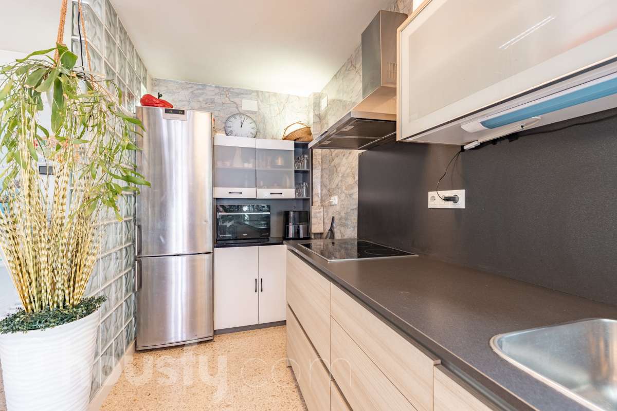 Housfy vende este luminoso ático en Calafell, ubicado muy cerca de las fantásticas playas de Segur de Calafell. Con 64 m² útiles, verificados por la Dirección General del Catastro, la vivienda se destaca por su orientación sur, vistas despejadas y gran luminosidad durante todo el año. La vivienda se distribuye en salón-comedor, cocina equipada, 2 dormitorios y 1 baño completo, además de balcón y terraza, perfectos para disfrutar del buen clima de la zona. Entre sus características destacan aire acondicionado con bomba de calor, calefacción, ventanas de aluminio con Climalit, armarios empotrados y ascensor. La finca ha sido recientemente renovada y dispone de zona de aparcamiento para vecinos, además de contar la vivienda con 1 plaza de garaje. Una excelente oportunidad para vivir cerca del mar o disfrutar de una segunda residencia en Calafell. ¡Solicita tu visita y ven a descubrirla! Zona y entorno Respecto a la ubicación, se sitúa en Calafell, municipio de Tarragona. Esta propiedad se encuentra cerca de transporte público, colegios, supermercados y farmacias. Aviso legal El precio de venta no incluye gastos de la compraventa como notaría, registro, impuestos, ni tampoco honorarios agencia. Esta publicación no es vinculante. Consulta siempre la nota simple con Housfy antes de formalizar la compraventa. Sobre nosotros Housfy es la plataforma integral de servicios inmobiliarios. Nuestra combinación de expertos y tecnología pone al alcance de todo el mundo servicios cómodos, claros y seguros. AICAT número: 7922. Nos encargamos de la gestión y asesoramiento de la compra. ¡Olvídate de todo! Hacemos los trámites por ti. Y, si además necesitas financiación, ponemos a tu disposición un bróker hipotecario para ayudarte a conseguir las mejores condiciones para tu perfil económico. ¿Quieres visitarla? Contacta con Housfy y agenda tu visita sin compromiso. Más información en: housfy.com-19