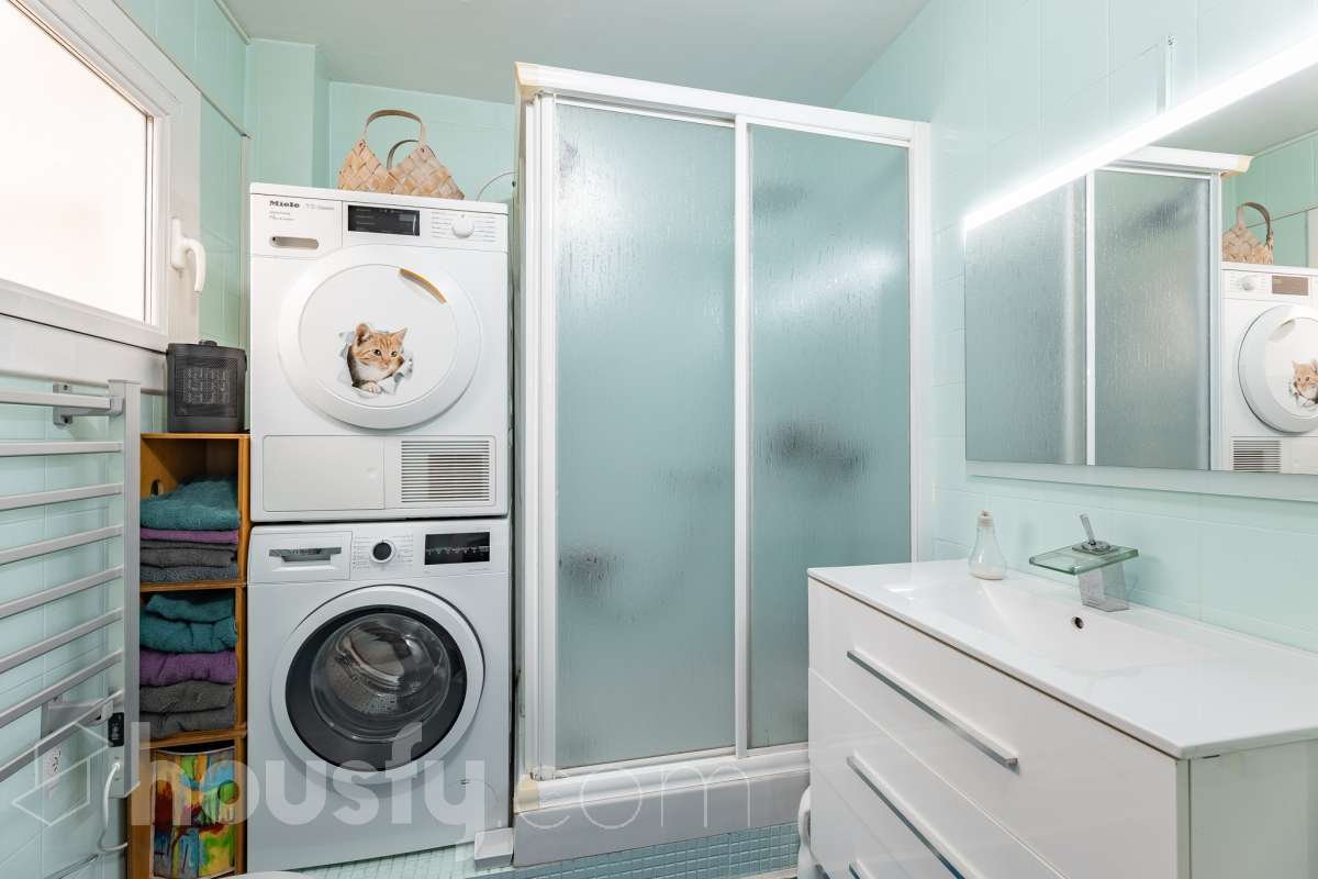 Housfy vende este luminoso ático en Calafell, ubicado muy cerca de las fantásticas playas de Segur de Calafell. Con 64 m² útiles, verificados por la Dirección General del Catastro, la vivienda se destaca por su orientación sur, vistas despejadas y gran luminosidad durante todo el año. La vivienda se distribuye en salón-comedor, cocina equipada, 2 dormitorios y 1 baño completo, además de balcón y terraza, perfectos para disfrutar del buen clima de la zona. Entre sus características destacan aire acondicionado con bomba de calor, calefacción, ventanas de aluminio con Climalit, armarios empotrados y ascensor. La finca ha sido recientemente renovada y dispone de zona de aparcamiento para vecinos, además de contar la vivienda con 1 plaza de garaje. Una excelente oportunidad para vivir cerca del mar o disfrutar de una segunda residencia en Calafell. ¡Solicita tu visita y ven a descubrirla! Zona y entorno Respecto a la ubicación, se sitúa en Calafell, municipio de Tarragona. Esta propiedad se encuentra cerca de transporte público, colegios, supermercados y farmacias. Aviso legal El precio de venta no incluye gastos de la compraventa como notaría, registro, impuestos, ni tampoco honorarios agencia. Esta publicación no es vinculante. Consulta siempre la nota simple con Housfy antes de formalizar la compraventa. Sobre nosotros Housfy es la plataforma integral de servicios inmobiliarios. Nuestra combinación de expertos y tecnología pone al alcance de todo el mundo servicios cómodos, claros y seguros. AICAT número: 7922. Nos encargamos de la gestión y asesoramiento de la compra. ¡Olvídate de todo! Hacemos los trámites por ti. Y, si además necesitas financiación, ponemos a tu disposición un bróker hipotecario para ayudarte a conseguir las mejores condiciones para tu perfil económico. ¿Quieres visitarla? Contacta con Housfy y agenda tu visita sin compromiso. Más información en: housfy.com-22