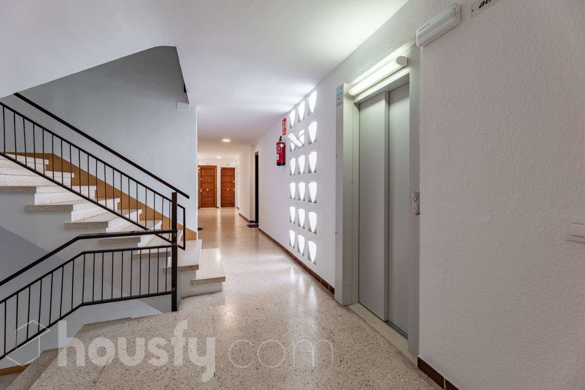 Housfy vende este luminoso ático en Calafell, ubicado muy cerca de las fantásticas playas de Segur de Calafell. Con 64 m² útiles, verificados por la Dirección General del Catastro, la vivienda se destaca por su orientación sur, vistas despejadas y gran luminosidad durante todo el año. La vivienda se distribuye en salón-comedor, cocina equipada, 2 dormitorios y 1 baño completo, además de balcón y terraza, perfectos para disfrutar del buen clima de la zona. Entre sus características destacan aire acondicionado con bomba de calor, calefacción, ventanas de aluminio con Climalit, armarios empotrados y ascensor. La finca ha sido recientemente renovada y dispone de zona de aparcamiento para vecinos, además de contar la vivienda con 1 plaza de garaje. Una excelente oportunidad para vivir cerca del mar o disfrutar de una segunda residencia en Calafell. ¡Solicita tu visita y ven a descubrirla! Zona y entorno Respecto a la ubicación, se sitúa en Calafell, municipio de Tarragona. Esta propiedad se encuentra cerca de transporte público, colegios, supermercados y farmacias. Aviso legal El precio de venta no incluye gastos de la compraventa como notaría, registro, impuestos, ni tampoco honorarios agencia. Esta publicación no es vinculante. Consulta siempre la nota simple con Housfy antes de formalizar la compraventa. Sobre nosotros Housfy es la plataforma integral de servicios inmobiliarios. Nuestra combinación de expertos y tecnología pone al alcance de todo el mundo servicios cómodos, claros y seguros. AICAT número: 7922. Nos encargamos de la gestión y asesoramiento de la compra. ¡Olvídate de todo! Hacemos los trámites por ti. Y, si además necesitas financiación, ponemos a tu disposición un bróker hipotecario para ayudarte a conseguir las mejores condiciones para tu perfil económico. ¿Quieres visitarla? Contacta con Housfy y agenda tu visita sin compromiso. Más información en: housfy.com-33