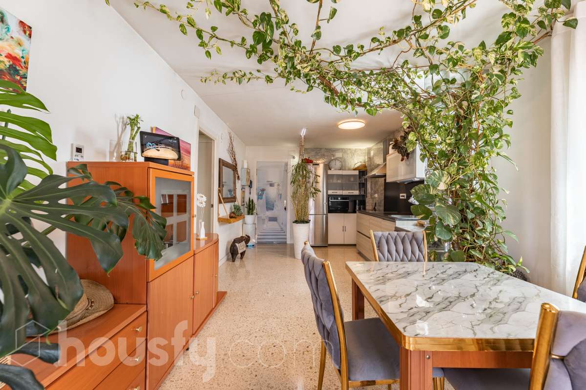 Housfy vende este luminoso ático en Calafell, ubicado muy cerca de las fantásticas playas de Segur de Calafell. Con 64 m² útiles, verificados por la Dirección General del Catastro, la vivienda se destaca por su orientación sur, vistas despejadas y gran luminosidad durante todo el año. La vivienda se distribuye en salón-comedor, cocina equipada, 2 dormitorios y 1 baño completo, además de balcón y terraza, perfectos para disfrutar del buen clima de la zona. Entre sus características destacan aire acondicionado con bomba de calor, calefacción, ventanas de aluminio con Climalit, armarios empotrados y ascensor. La finca ha sido recientemente renovada y dispone de zona de aparcamiento para vecinos, además de contar la vivienda con 1 plaza de garaje. Una excelente oportunidad para vivir cerca del mar o disfrutar de una segunda residencia en Calafell. ¡Solicita tu visita y ven a descubrirla! Zona y entorno Respecto a la ubicación, se sitúa en Calafell, municipio de Tarragona. Esta propiedad se encuentra cerca de transporte público, colegios, supermercados y farmacias. Aviso legal El precio de venta no incluye gastos de la compraventa como notaría, registro, impuestos, ni tampoco honorarios agencia. Esta publicación no es vinculante. Consulta siempre la nota simple con Housfy antes de formalizar la compraventa. Sobre nosotros Housfy es la plataforma integral de servicios inmobiliarios. Nuestra combinación de expertos y tecnología pone al alcance de todo el mundo servicios cómodos, claros y seguros. AICAT número: 7922. Nos encargamos de la gestión y asesoramiento de la compra. ¡Olvídate de todo! Hacemos los trámites por ti. Y, si además necesitas financiación, ponemos a tu disposición un bróker hipotecario para ayudarte a conseguir las mejores condiciones para tu perfil económico. ¿Quieres visitarla? Contacta con Housfy y agenda tu visita sin compromiso. Más información en: housfy.com-5