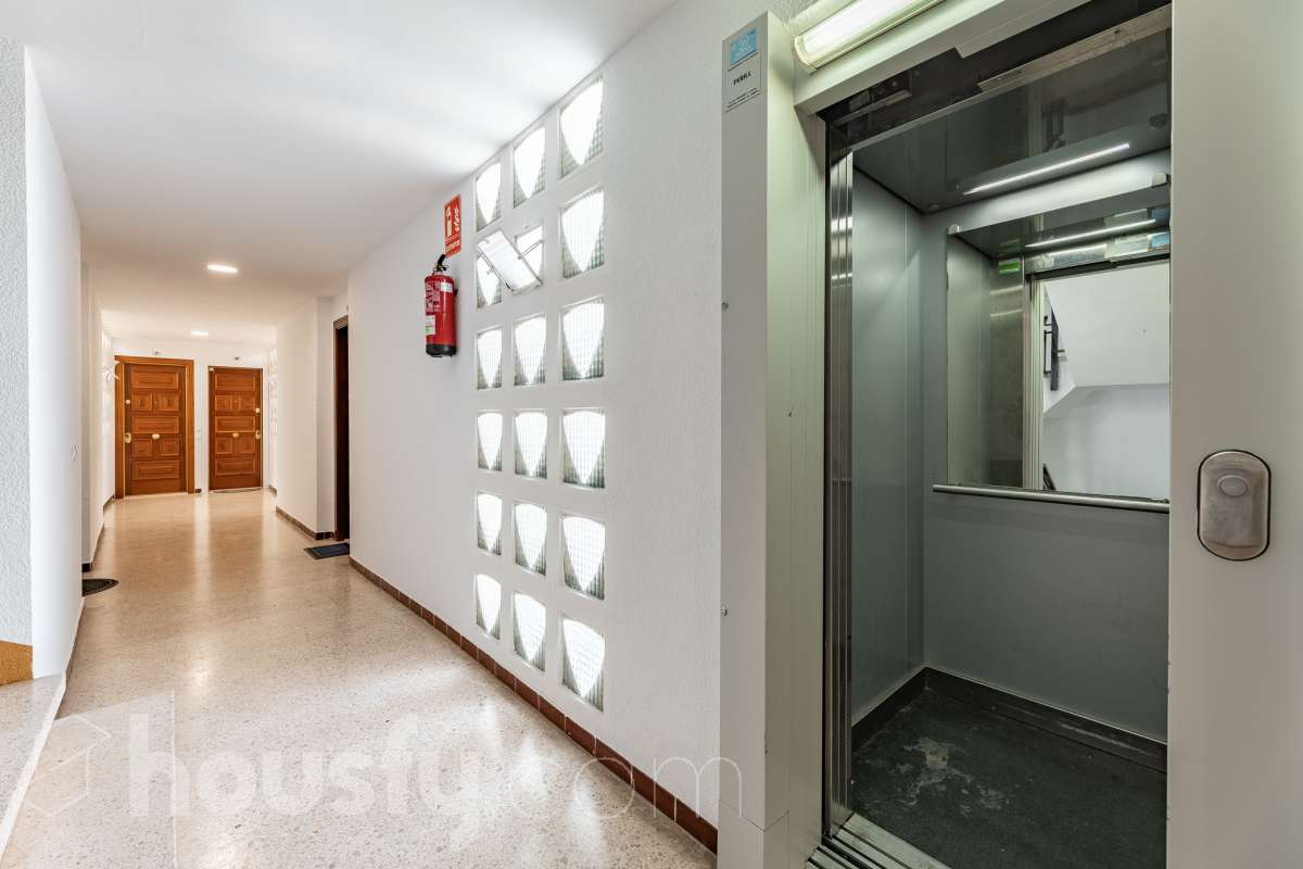 Housfy vende este luminoso ático en Calafell, ubicado muy cerca de las fantásticas playas de Segur de Calafell. Con 64 m² útiles, verificados por la Dirección General del Catastro, la vivienda se destaca por su orientación sur, vistas despejadas y gran luminosidad durante todo el año. La vivienda se distribuye en salón-comedor, cocina equipada, 2 dormitorios y 1 baño completo, además de balcón y terraza, perfectos para disfrutar del buen clima de la zona. Entre sus características destacan aire acondicionado con bomba de calor, calefacción, ventanas de aluminio con Climalit, armarios empotrados y ascensor. La finca ha sido recientemente renovada y dispone de zona de aparcamiento para vecinos, además de contar la vivienda con 1 plaza de garaje. Una excelente oportunidad para vivir cerca del mar o disfrutar de una segunda residencia en Calafell. ¡Solicita tu visita y ven a descubrirla! Zona y entorno Respecto a la ubicación, se sitúa en Calafell, municipio de Tarragona. Esta propiedad se encuentra cerca de transporte público, colegios, supermercados y farmacias. Aviso legal El precio de venta no incluye gastos de la compraventa como notaría, registro, impuestos, ni tampoco honorarios agencia. Esta publicación no es vinculante. Consulta siempre la nota simple con Housfy antes de formalizar la compraventa. Sobre nosotros Housfy es la plataforma integral de servicios inmobiliarios. Nuestra combinación de expertos y tecnología pone al alcance de todo el mundo servicios cómodos, claros y seguros. AICAT número: 7922. Nos encargamos de la gestión y asesoramiento de la compra. ¡Olvídate de todo! Hacemos los trámites por ti. Y, si además necesitas financiación, ponemos a tu disposición un bróker hipotecario para ayudarte a conseguir las mejores condiciones para tu perfil económico. ¿Quieres visitarla? Contacta con Housfy y agenda tu visita sin compromiso. Más información en: housfy.com-34