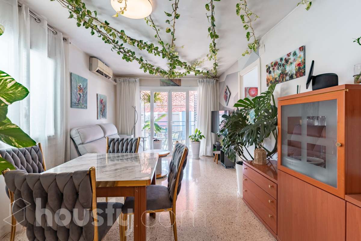Housfy vende este luminoso ático en Calafell, ubicado muy cerca de las fantásticas playas de Segur de Calafell. Con 64 m² útiles, verificados por la Dirección General del Catastro, la vivienda se destaca por su orientación sur, vistas despejadas y gran luminosidad durante todo el año. La vivienda se distribuye en salón-comedor, cocina equipada, 2 dormitorios y 1 baño completo, además de balcón y terraza, perfectos para disfrutar del buen clima de la zona. Entre sus características destacan aire acondicionado con bomba de calor, calefacción, ventanas de aluminio con Climalit, armarios empotrados y ascensor. La finca ha sido recientemente renovada y dispone de zona de aparcamiento para vecinos, además de contar la vivienda con 1 plaza de garaje. Una excelente oportunidad para vivir cerca del mar o disfrutar de una segunda residencia en Calafell. ¡Solicita tu visita y ven a descubrirla! Zona y entorno Respecto a la ubicación, se sitúa en Calafell, municipio de Tarragona. Esta propiedad se encuentra cerca de transporte público, colegios, supermercados y farmacias. Aviso legal El precio de venta no incluye gastos de la compraventa como notaría, registro, impuestos, ni tampoco honorarios agencia. Esta publicación no es vinculante. Consulta siempre la nota simple con Housfy antes de formalizar la compraventa. Sobre nosotros Housfy es la plataforma integral de servicios inmobiliarios. Nuestra combinación de expertos y tecnología pone al alcance de todo el mundo servicios cómodos, claros y seguros. AICAT número: 7922. Nos encargamos de la gestión y asesoramiento de la compra. ¡Olvídate de todo! Hacemos los trámites por ti. Y, si además necesitas financiación, ponemos a tu disposición un bróker hipotecario para ayudarte a conseguir las mejores condiciones para tu perfil económico. ¿Quieres visitarla? Contacta con Housfy y agenda tu visita sin compromiso. Más información en: housfy.com-3