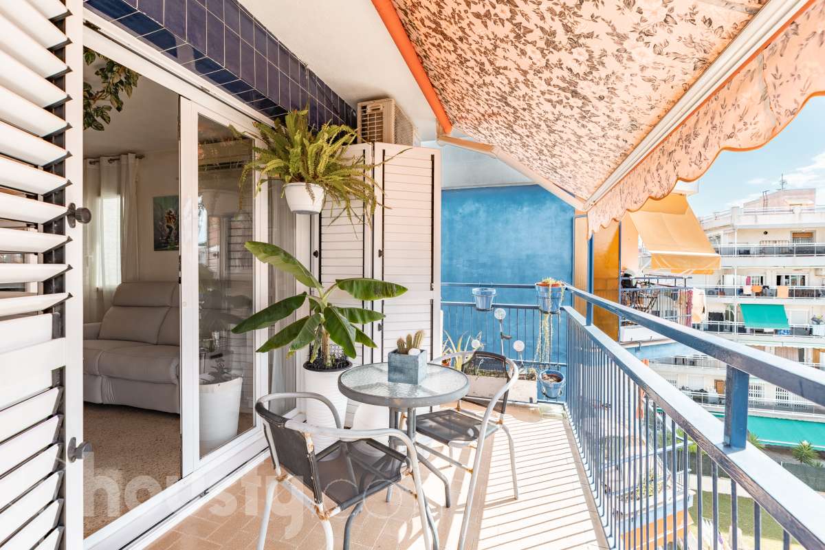 Housfy vende este luminoso ático en Calafell, ubicado muy cerca de las fantásticas playas de Segur de Calafell. Con 64 m² útiles, verificados por la Dirección General del Catastro, la vivienda se destaca por su orientación sur, vistas despejadas y gran luminosidad durante todo el año. La vivienda se distribuye en salón-comedor, cocina equipada, 2 dormitorios y 1 baño completo, además de balcón y terraza, perfectos para disfrutar del buen clima de la zona. Entre sus características destacan aire acondicionado con bomba de calor, calefacción, ventanas de aluminio con Climalit, armarios empotrados y ascensor. La finca ha sido recientemente renovada y dispone de zona de aparcamiento para vecinos, además de contar la vivienda con 1 plaza de garaje. Una excelente oportunidad para vivir cerca del mar o disfrutar de una segunda residencia en Calafell. ¡Solicita tu visita y ven a descubrirla! Zona y entorno Respecto a la ubicación, se sitúa en Calafell, municipio de Tarragona. Esta propiedad se encuentra cerca de transporte público, colegios, supermercados y farmacias. Aviso legal El precio de venta no incluye gastos de la compraventa como notaría, registro, impuestos, ni tampoco honorarios agencia. Esta publicación no es vinculante. Consulta siempre la nota simple con Housfy antes de formalizar la compraventa. Sobre nosotros Housfy es la plataforma integral de servicios inmobiliarios. Nuestra combinación de expertos y tecnología pone al alcance de todo el mundo servicios cómodos, claros y seguros. AICAT número: 7922. Nos encargamos de la gestión y asesoramiento de la compra. ¡Olvídate de todo! Hacemos los trámites por ti. Y, si además necesitas financiación, ponemos a tu disposición un bróker hipotecario para ayudarte a conseguir las mejores condiciones para tu perfil económico. ¿Quieres visitarla? Contacta con Housfy y agenda tu visita sin compromiso. Más información en: housfy.com-24