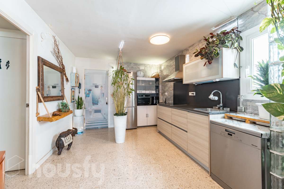 Housfy vende este luminoso ático en Calafell, ubicado muy cerca de las fantásticas playas de Segur de Calafell. Con 64 m² útiles, verificados por la Dirección General del Catastro, la vivienda se destaca por su orientación sur, vistas despejadas y gran luminosidad durante todo el año. La vivienda se distribuye en salón-comedor, cocina equipada, 2 dormitorios y 1 baño completo, además de balcón y terraza, perfectos para disfrutar del buen clima de la zona. Entre sus características destacan aire acondicionado con bomba de calor, calefacción, ventanas de aluminio con Climalit, armarios empotrados y ascensor. La finca ha sido recientemente renovada y dispone de zona de aparcamiento para vecinos, además de contar la vivienda con 1 plaza de garaje. Una excelente oportunidad para vivir cerca del mar o disfrutar de una segunda residencia en Calafell. ¡Solicita tu visita y ven a descubrirla! Zona y entorno Respecto a la ubicación, se sitúa en Calafell, municipio de Tarragona. Esta propiedad se encuentra cerca de transporte público, colegios, supermercados y farmacias. Aviso legal El precio de venta no incluye gastos de la compraventa como notaría, registro, impuestos, ni tampoco honorarios agencia. Esta publicación no es vinculante. Consulta siempre la nota simple con Housfy antes de formalizar la compraventa. Sobre nosotros Housfy es la plataforma integral de servicios inmobiliarios. Nuestra combinación de expertos y tecnología pone al alcance de todo el mundo servicios cómodos, claros y seguros. AICAT número: 7922. Nos encargamos de la gestión y asesoramiento de la compra. ¡Olvídate de todo! Hacemos los trámites por ti. Y, si además necesitas financiación, ponemos a tu disposición un bróker hipotecario para ayudarte a conseguir las mejores condiciones para tu perfil económico. ¿Quieres visitarla? Contacta con Housfy y agenda tu visita sin compromiso. Más información en: housfy.com-13