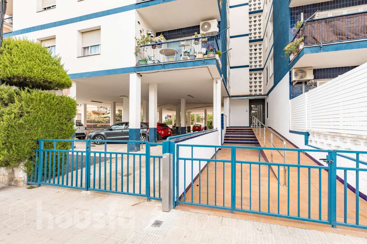Housfy vende este luminoso ático en Calafell, ubicado muy cerca de las fantásticas playas de Segur de Calafell. Con 64 m² útiles, verificados por la Dirección General del Catastro, la vivienda se destaca por su orientación sur, vistas despejadas y gran luminosidad durante todo el año. La vivienda se distribuye en salón-comedor, cocina equipada, 2 dormitorios y 1 baño completo, además de balcón y terraza, perfectos para disfrutar del buen clima de la zona. Entre sus características destacan aire acondicionado con bomba de calor, calefacción, ventanas de aluminio con Climalit, armarios empotrados y ascensor. La finca ha sido recientemente renovada y dispone de zona de aparcamiento para vecinos, además de contar la vivienda con 1 plaza de garaje. Una excelente oportunidad para vivir cerca del mar o disfrutar de una segunda residencia en Calafell. ¡Solicita tu visita y ven a descubrirla! Zona y entorno Respecto a la ubicación, se sitúa en Calafell, municipio de Tarragona. Esta propiedad se encuentra cerca de transporte público, colegios, supermercados y farmacias. Aviso legal El precio de venta no incluye gastos de la compraventa como notaría, registro, impuestos, ni tampoco honorarios agencia. Esta publicación no es vinculante. Consulta siempre la nota simple con Housfy antes de formalizar la compraventa. Sobre nosotros Housfy es la plataforma integral de servicios inmobiliarios. Nuestra combinación de expertos y tecnología pone al alcance de todo el mundo servicios cómodos, claros y seguros. AICAT número: 7922. Nos encargamos de la gestión y asesoramiento de la compra. ¡Olvídate de todo! Hacemos los trámites por ti. Y, si además necesitas financiación, ponemos a tu disposición un bróker hipotecario para ayudarte a conseguir las mejores condiciones para tu perfil económico. ¿Quieres visitarla? Contacta con Housfy y agenda tu visita sin compromiso. Más información en: housfy.com-35
