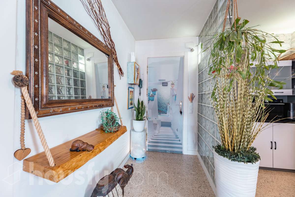 Housfy vende este luminoso ático en Calafell, ubicado muy cerca de las fantásticas playas de Segur de Calafell. Con 64 m² útiles, verificados por la Dirección General del Catastro, la vivienda se destaca por su orientación sur, vistas despejadas y gran luminosidad durante todo el año. La vivienda se distribuye en salón-comedor, cocina equipada, 2 dormitorios y 1 baño completo, además de balcón y terraza, perfectos para disfrutar del buen clima de la zona. Entre sus características destacan aire acondicionado con bomba de calor, calefacción, ventanas de aluminio con Climalit, armarios empotrados y ascensor. La finca ha sido recientemente renovada y dispone de zona de aparcamiento para vecinos, además de contar la vivienda con 1 plaza de garaje. Una excelente oportunidad para vivir cerca del mar o disfrutar de una segunda residencia en Calafell. ¡Solicita tu visita y ven a descubrirla! Zona y entorno Respecto a la ubicación, se sitúa en Calafell, municipio de Tarragona. Esta propiedad se encuentra cerca de transporte público, colegios, supermercados y farmacias. Aviso legal El precio de venta no incluye gastos de la compraventa como notaría, registro, impuestos, ni tampoco honorarios agencia. Esta publicación no es vinculante. Consulta siempre la nota simple con Housfy antes de formalizar la compraventa. Sobre nosotros Housfy es la plataforma integral de servicios inmobiliarios. Nuestra combinación de expertos y tecnología pone al alcance de todo el mundo servicios cómodos, claros y seguros. AICAT número: 7922. Nos encargamos de la gestión y asesoramiento de la compra. ¡Olvídate de todo! Hacemos los trámites por ti. Y, si además necesitas financiación, ponemos a tu disposición un bróker hipotecario para ayudarte a conseguir las mejores condiciones para tu perfil económico. ¿Quieres visitarla? Contacta con Housfy y agenda tu visita sin compromiso. Más información en: housfy.com-27