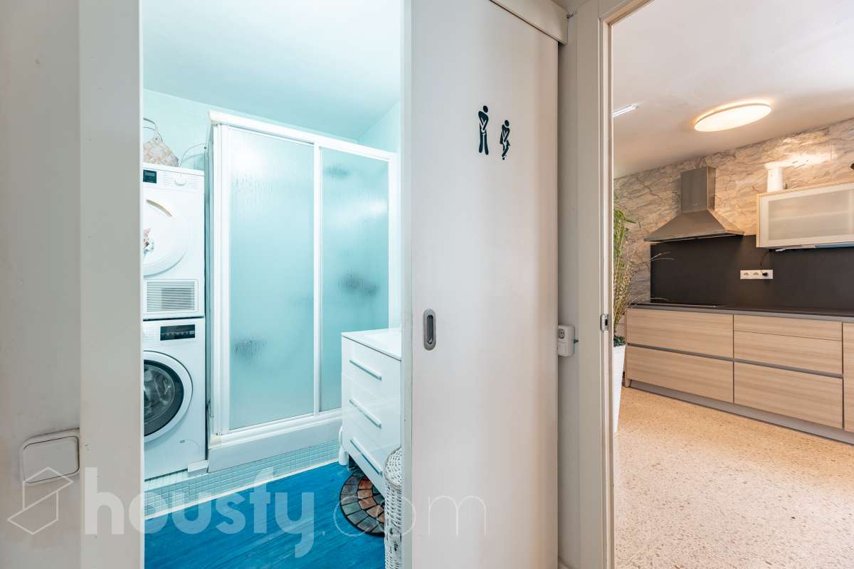 Housfy vende este luminoso ático en Calafell, ubicado muy cerca de las fantásticas playas de Segur de Calafell. Con 64 m² útiles, verificados por la Dirección General del Catastro, la vivienda se destaca por su orientación sur, vistas despejadas y gran luminosidad durante todo el año. La vivienda se distribuye en salón-comedor, cocina equipada, 2 dormitorios y 1 baño completo, además de balcón y terraza, perfectos para disfrutar del buen clima de la zona. Entre sus características destacan aire acondicionado con bomba de calor, calefacción, ventanas de aluminio con Climalit, armarios empotrados y ascensor. La finca ha sido recientemente renovada y dispone de zona de aparcamiento para vecinos, además de contar la vivienda con 1 plaza de garaje. Una excelente oportunidad para vivir cerca del mar o disfrutar de una segunda residencia en Calafell. ¡Solicita tu visita y ven a descubrirla! Zona y entorno Respecto a la ubicación, se sitúa en Calafell, municipio de Tarragona. Esta propiedad se encuentra cerca de transporte público, colegios, supermercados y farmacias. Aviso legal El precio de venta no incluye gastos de la compraventa como notaría, registro, impuestos, ni tampoco honorarios agencia. Esta publicación no es vinculante. Consulta siempre la nota simple con Housfy antes de formalizar la compraventa. Sobre nosotros Housfy es la plataforma integral de servicios inmobiliarios. Nuestra combinación de expertos y tecnología pone al alcance de todo el mundo servicios cómodos, claros y seguros. AICAT número: 7922. Nos encargamos de la gestión y asesoramiento de la compra. ¡Olvídate de todo! Hacemos los trámites por ti. Y, si además necesitas financiación, ponemos a tu disposición un bróker hipotecario para ayudarte a conseguir las mejores condiciones para tu perfil económico. ¿Quieres visitarla? Contacta con Housfy y agenda tu visita sin compromiso. Más información en: housfy.com-28