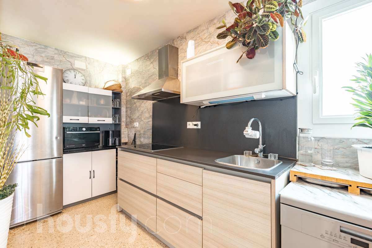 Housfy vende este luminoso ático en Calafell, ubicado muy cerca de las fantásticas playas de Segur de Calafell. Con 64 m² útiles, verificados por la Dirección General del Catastro, la vivienda se destaca por su orientación sur, vistas despejadas y gran luminosidad durante todo el año. La vivienda se distribuye en salón-comedor, cocina equipada, 2 dormitorios y 1 baño completo, además de balcón y terraza, perfectos para disfrutar del buen clima de la zona. Entre sus características destacan aire acondicionado con bomba de calor, calefacción, ventanas de aluminio con Climalit, armarios empotrados y ascensor. La finca ha sido recientemente renovada y dispone de zona de aparcamiento para vecinos, además de contar la vivienda con 1 plaza de garaje. Una excelente oportunidad para vivir cerca del mar o disfrutar de una segunda residencia en Calafell. ¡Solicita tu visita y ven a descubrirla! Zona y entorno Respecto a la ubicación, se sitúa en Calafell, municipio de Tarragona. Esta propiedad se encuentra cerca de transporte público, colegios, supermercados y farmacias. Aviso legal El precio de venta no incluye gastos de la compraventa como notaría, registro, impuestos, ni tampoco honorarios agencia. Esta publicación no es vinculante. Consulta siempre la nota simple con Housfy antes de formalizar la compraventa. Sobre nosotros Housfy es la plataforma integral de servicios inmobiliarios. Nuestra combinación de expertos y tecnología pone al alcance de todo el mundo servicios cómodos, claros y seguros. AICAT número: 7922. Nos encargamos de la gestión y asesoramiento de la compra. ¡Olvídate de todo! Hacemos los trámites por ti. Y, si además necesitas financiación, ponemos a tu disposición un bróker hipotecario para ayudarte a conseguir las mejores condiciones para tu perfil económico. ¿Quieres visitarla? Contacta con Housfy y agenda tu visita sin compromiso. Más información en: housfy.com-16