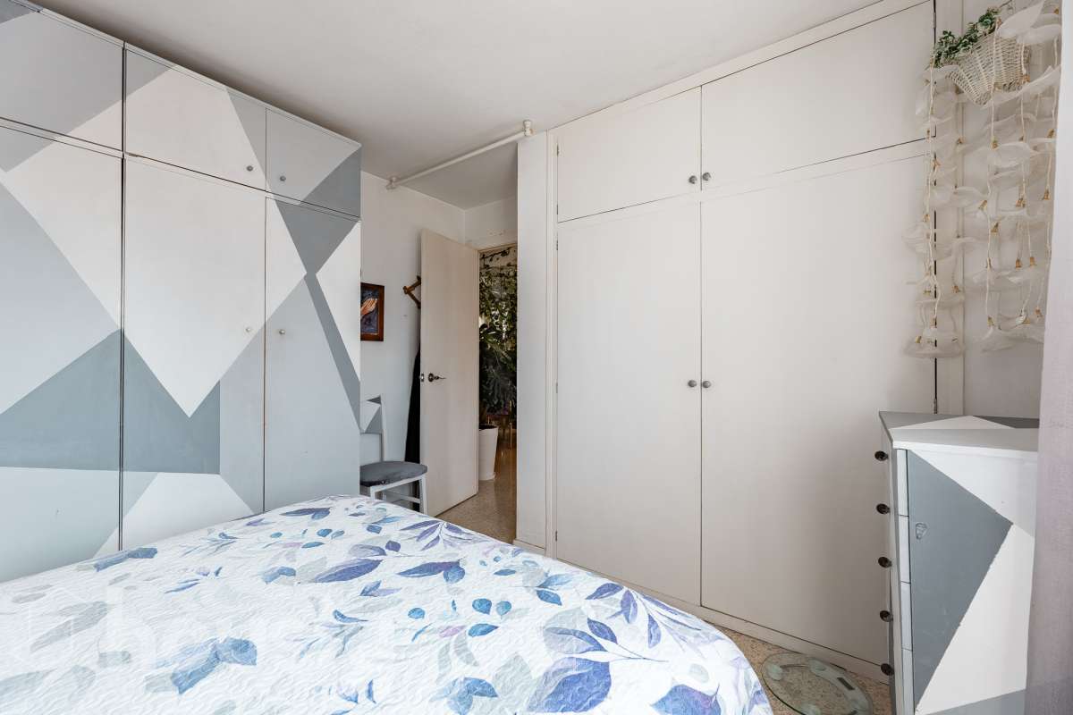 Housfy vende este luminoso ático en Calafell, ubicado muy cerca de las fantásticas playas de Segur de Calafell. Con 64 m² útiles, verificados por la Dirección General del Catastro, la vivienda se destaca por su orientación sur, vistas despejadas y gran luminosidad durante todo el año. La vivienda se distribuye en salón-comedor, cocina equipada, 2 dormitorios y 1 baño completo, además de balcón y terraza, perfectos para disfrutar del buen clima de la zona. Entre sus características destacan aire acondicionado con bomba de calor, calefacción, ventanas de aluminio con Climalit, armarios empotrados y ascensor. La finca ha sido recientemente renovada y dispone de zona de aparcamiento para vecinos, además de contar la vivienda con 1 plaza de garaje. Una excelente oportunidad para vivir cerca del mar o disfrutar de una segunda residencia en Calafell. ¡Solicita tu visita y ven a descubrirla! Zona y entorno Respecto a la ubicación, se sitúa en Calafell, municipio de Tarragona. Esta propiedad se encuentra cerca de transporte público, colegios, supermercados y farmacias. Aviso legal El precio de venta no incluye gastos de la compraventa como notaría, registro, impuestos, ni tampoco honorarios agencia. Esta publicación no es vinculante. Consulta siempre la nota simple con Housfy antes de formalizar la compraventa. Sobre nosotros Housfy es la plataforma integral de servicios inmobiliarios. Nuestra combinación de expertos y tecnología pone al alcance de todo el mundo servicios cómodos, claros y seguros. AICAT número: 7922. Nos encargamos de la gestión y asesoramiento de la compra. ¡Olvídate de todo! Hacemos los trámites por ti. Y, si además necesitas financiación, ponemos a tu disposición un bróker hipotecario para ayudarte a conseguir las mejores condiciones para tu perfil económico. ¿Quieres visitarla? Contacta con Housfy y agenda tu visita sin compromiso. Más información en: housfy.com-10