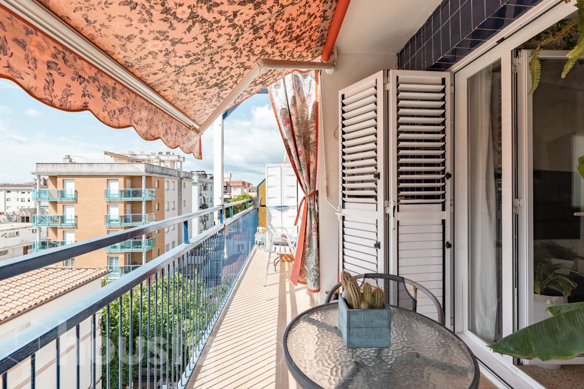 Housfy vende este luminoso ático en Calafell, ubicado muy cerca de las fantásticas playas de Segur de Calafell. Con 64 m² útiles, verificados por la Dirección General del Catastro, la vivienda se destaca por su orientación sur, vistas despejadas y gran luminosidad durante todo el año. La vivienda se distribuye en salón-comedor, cocina equipada, 2 dormitorios y 1 baño completo, además de balcón y terraza, perfectos para disfrutar del buen clima de la zona. Entre sus características destacan aire acondicionado con bomba de calor, calefacción, ventanas de aluminio con Climalit, armarios empotrados y ascensor. La finca ha sido recientemente renovada y dispone de zona de aparcamiento para vecinos, además de contar la vivienda con 1 plaza de garaje. Una excelente oportunidad para vivir cerca del mar o disfrutar de una segunda residencia en Calafell. ¡Solicita tu visita y ven a descubrirla! Zona y entorno Respecto a la ubicación, se sitúa en Calafell, municipio de Tarragona. Esta propiedad se encuentra cerca de transporte público, colegios, supermercados y farmacias. Aviso legal El precio de venta no incluye gastos de la compraventa como notaría, registro, impuestos, ni tampoco honorarios agencia. Esta publicación no es vinculante. Consulta siempre la nota simple con Housfy antes de formalizar la compraventa. Sobre nosotros Housfy es la plataforma integral de servicios inmobiliarios. Nuestra combinación de expertos y tecnología pone al alcance de todo el mundo servicios cómodos, claros y seguros. AICAT número: 7922. Nos encargamos de la gestión y asesoramiento de la compra. ¡Olvídate de todo! Hacemos los trámites por ti. Y, si además necesitas financiación, ponemos a tu disposición un bróker hipotecario para ayudarte a conseguir las mejores condiciones para tu perfil económico. ¿Quieres visitarla? Contacta con Housfy y agenda tu visita sin compromiso. Más información en: housfy.com-25