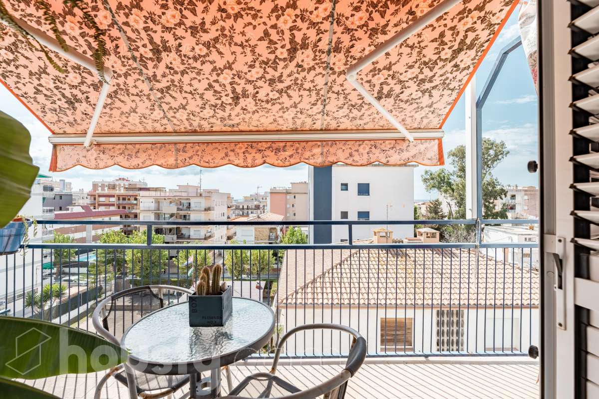 Housfy vende este luminoso ático en Calafell, ubicado muy cerca de las fantásticas playas de Segur de Calafell. Con 64 m² útiles, verificados por la Dirección General del Catastro, la vivienda se destaca por su orientación sur, vistas despejadas y gran luminosidad durante todo el año. La vivienda se distribuye en salón-comedor, cocina equipada, 2 dormitorios y 1 baño completo, además de balcón y terraza, perfectos para disfrutar del buen clima de la zona. Entre sus características destacan aire acondicionado con bomba de calor, calefacción, ventanas de aluminio con Climalit, armarios empotrados y ascensor. La finca ha sido recientemente renovada y dispone de zona de aparcamiento para vecinos, además de contar la vivienda con 1 plaza de garaje. Una excelente oportunidad para vivir cerca del mar o disfrutar de una segunda residencia en Calafell. ¡Solicita tu visita y ven a descubrirla! Zona y entorno Respecto a la ubicación, se sitúa en Calafell, municipio de Tarragona. Esta propiedad se encuentra cerca de transporte público, colegios, supermercados y farmacias. Aviso legal El precio de venta no incluye gastos de la compraventa como notaría, registro, impuestos, ni tampoco honorarios agencia. Esta publicación no es vinculante. Consulta siempre la nota simple con Housfy antes de formalizar la compraventa. Sobre nosotros Housfy es la plataforma integral de servicios inmobiliarios. Nuestra combinación de expertos y tecnología pone al alcance de todo el mundo servicios cómodos, claros y seguros. AICAT número: 7922. Nos encargamos de la gestión y asesoramiento de la compra. ¡Olvídate de todo! Hacemos los trámites por ti. Y, si además necesitas financiación, ponemos a tu disposición un bróker hipotecario para ayudarte a conseguir las mejores condiciones para tu perfil económico. ¿Quieres visitarla? Contacta con Housfy y agenda tu visita sin compromiso. Más información en: housfy.com-23