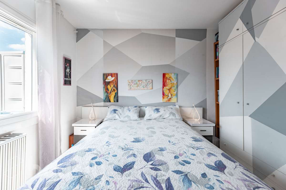 Housfy vende este luminoso ático en Calafell, ubicado muy cerca de las fantásticas playas de Segur de Calafell. Con 64 m² útiles, verificados por la Dirección General del Catastro, la vivienda se destaca por su orientación sur, vistas despejadas y gran luminosidad durante todo el año. La vivienda se distribuye en salón-comedor, cocina equipada, 2 dormitorios y 1 baño completo, además de balcón y terraza, perfectos para disfrutar del buen clima de la zona. Entre sus características destacan aire acondicionado con bomba de calor, calefacción, ventanas de aluminio con Climalit, armarios empotrados y ascensor. La finca ha sido recientemente renovada y dispone de zona de aparcamiento para vecinos, además de contar la vivienda con 1 plaza de garaje. Una excelente oportunidad para vivir cerca del mar o disfrutar de una segunda residencia en Calafell. ¡Solicita tu visita y ven a descubrirla! Zona y entorno Respecto a la ubicación, se sitúa en Calafell, municipio de Tarragona. Esta propiedad se encuentra cerca de transporte público, colegios, supermercados y farmacias. Aviso legal El precio de venta no incluye gastos de la compraventa como notaría, registro, impuestos, ni tampoco honorarios agencia. Esta publicación no es vinculante. Consulta siempre la nota simple con Housfy antes de formalizar la compraventa. Sobre nosotros Housfy es la plataforma integral de servicios inmobiliarios. Nuestra combinación de expertos y tecnología pone al alcance de todo el mundo servicios cómodos, claros y seguros. AICAT número: 7922. Nos encargamos de la gestión y asesoramiento de la compra. ¡Olvídate de todo! Hacemos los trámites por ti. Y, si además necesitas financiación, ponemos a tu disposición un bróker hipotecario para ayudarte a conseguir las mejores condiciones para tu perfil económico. ¿Quieres visitarla? Contacta con Housfy y agenda tu visita sin compromiso. Más información en: housfy.com-11