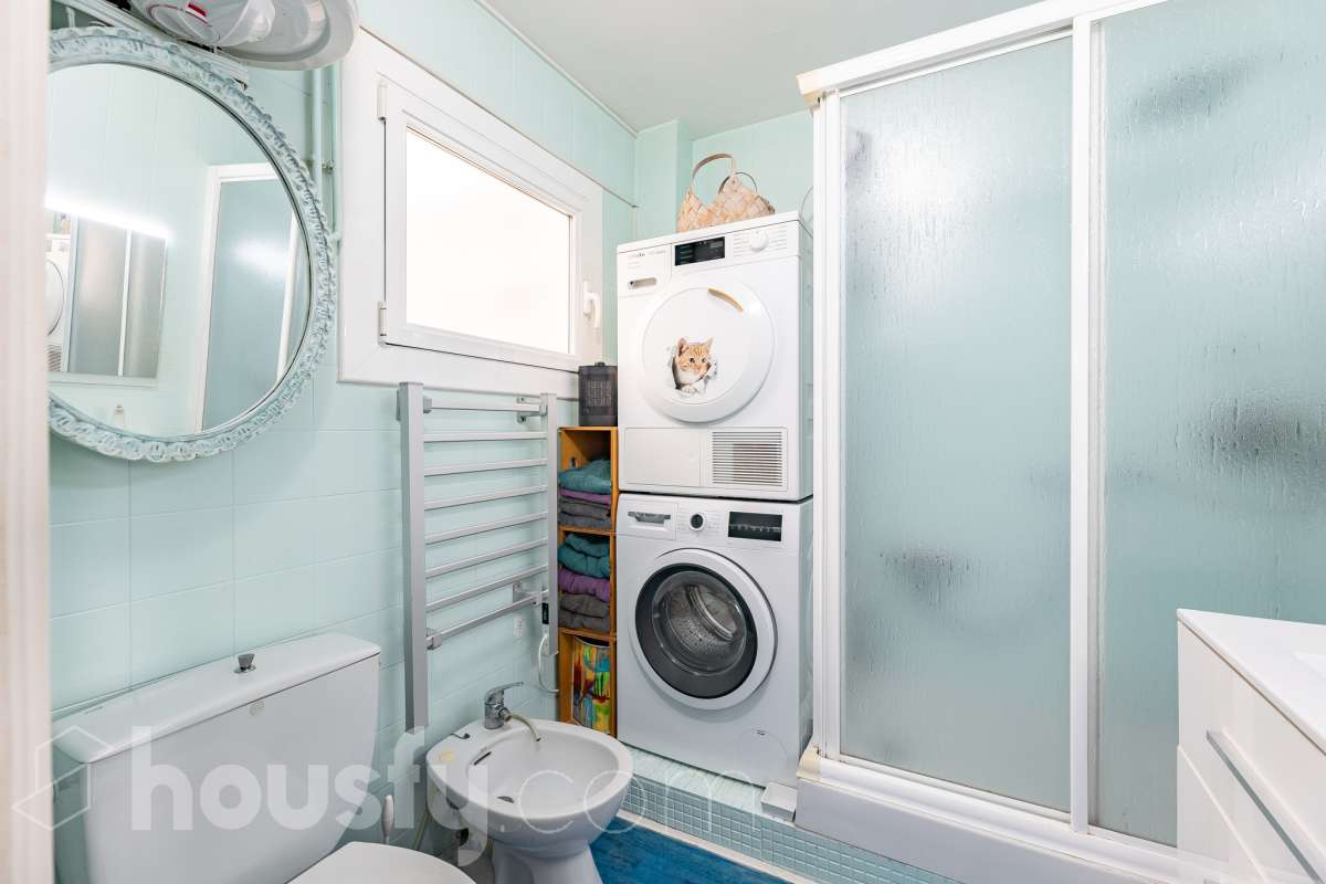Housfy vende este luminoso ático en Calafell, ubicado muy cerca de las fantásticas playas de Segur de Calafell. Con 64 m² útiles, verificados por la Dirección General del Catastro, la vivienda se destaca por su orientación sur, vistas despejadas y gran luminosidad durante todo el año. La vivienda se distribuye en salón-comedor, cocina equipada, 2 dormitorios y 1 baño completo, además de balcón y terraza, perfectos para disfrutar del buen clima de la zona. Entre sus características destacan aire acondicionado con bomba de calor, calefacción, ventanas de aluminio con Climalit, armarios empotrados y ascensor. La finca ha sido recientemente renovada y dispone de zona de aparcamiento para vecinos, además de contar la vivienda con 1 plaza de garaje. Una excelente oportunidad para vivir cerca del mar o disfrutar de una segunda residencia en Calafell. ¡Solicita tu visita y ven a descubrirla! Zona y entorno Respecto a la ubicación, se sitúa en Calafell, municipio de Tarragona. Esta propiedad se encuentra cerca de transporte público, colegios, supermercados y farmacias. Aviso legal El precio de venta no incluye gastos de la compraventa como notaría, registro, impuestos, ni tampoco honorarios agencia. Esta publicación no es vinculante. Consulta siempre la nota simple con Housfy antes de formalizar la compraventa. Sobre nosotros Housfy es la plataforma integral de servicios inmobiliarios. Nuestra combinación de expertos y tecnología pone al alcance de todo el mundo servicios cómodos, claros y seguros. AICAT número: 7922. Nos encargamos de la gestión y asesoramiento de la compra. ¡Olvídate de todo! Hacemos los trámites por ti. Y, si además necesitas financiación, ponemos a tu disposición un bróker hipotecario para ayudarte a conseguir las mejores condiciones para tu perfil económico. ¿Quieres visitarla? Contacta con Housfy y agenda tu visita sin compromiso. Más información en: housfy.com-21