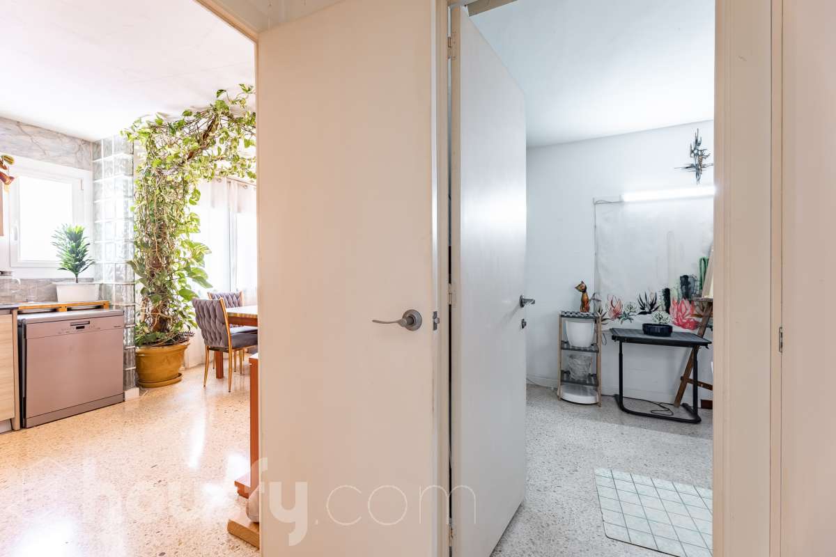 Housfy vende este luminoso ático en Calafell, ubicado muy cerca de las fantásticas playas de Segur de Calafell. Con 64 m² útiles, verificados por la Dirección General del Catastro, la vivienda se destaca por su orientación sur, vistas despejadas y gran luminosidad durante todo el año. La vivienda se distribuye en salón-comedor, cocina equipada, 2 dormitorios y 1 baño completo, además de balcón y terraza, perfectos para disfrutar del buen clima de la zona. Entre sus características destacan aire acondicionado con bomba de calor, calefacción, ventanas de aluminio con Climalit, armarios empotrados y ascensor. La finca ha sido recientemente renovada y dispone de zona de aparcamiento para vecinos, además de contar la vivienda con 1 plaza de garaje. Una excelente oportunidad para vivir cerca del mar o disfrutar de una segunda residencia en Calafell. ¡Solicita tu visita y ven a descubrirla! Zona y entorno Respecto a la ubicación, se sitúa en Calafell, municipio de Tarragona. Esta propiedad se encuentra cerca de transporte público, colegios, supermercados y farmacias. Aviso legal El precio de venta no incluye gastos de la compraventa como notaría, registro, impuestos, ni tampoco honorarios agencia. Esta publicación no es vinculante. Consulta siempre la nota simple con Housfy antes de formalizar la compraventa. Sobre nosotros Housfy es la plataforma integral de servicios inmobiliarios. Nuestra combinación de expertos y tecnología pone al alcance de todo el mundo servicios cómodos, claros y seguros. AICAT número: 7922. Nos encargamos de la gestión y asesoramiento de la compra. ¡Olvídate de todo! Hacemos los trámites por ti. Y, si además necesitas financiación, ponemos a tu disposición un bróker hipotecario para ayudarte a conseguir las mejores condiciones para tu perfil económico. ¿Quieres visitarla? Contacta con Housfy y agenda tu visita sin compromiso. Más información en: housfy.com-29