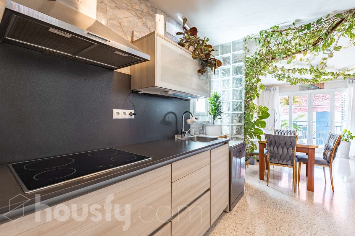 Housfy vende este luminoso ático en Calafell, ubicado muy cerca de las fantásticas playas de Segur de Calafell. Con 64 m² útiles, verificados por la Dirección General del Catastro, la vivienda se destaca por su orientación sur, vistas despejadas y gran luminosidad durante todo el año. La vivienda se distribuye en salón-comedor, cocina equipada, 2 dormitorios y 1 baño completo, además de balcón y terraza, perfectos para disfrutar del buen clima de la zona. Entre sus características destacan aire acondicionado con bomba de calor, calefacción, ventanas de aluminio con Climalit, armarios empotrados y ascensor. La finca ha sido recientemente renovada y dispone de zona de aparcamiento para vecinos, además de contar la vivienda con 1 plaza de garaje. Una excelente oportunidad para vivir cerca del mar o disfrutar de una segunda residencia en Calafell. ¡Solicita tu visita y ven a descubrirla! Zona y entorno Respecto a la ubicación, se sitúa en Calafell, municipio de Tarragona. Esta propiedad se encuentra cerca de transporte público, colegios, supermercados y farmacias. Aviso legal El precio de venta no incluye gastos de la compraventa como notaría, registro, impuestos, ni tampoco honorarios agencia. Esta publicación no es vinculante. Consulta siempre la nota simple con Housfy antes de formalizar la compraventa. Sobre nosotros Housfy es la plataforma integral de servicios inmobiliarios. Nuestra combinación de expertos y tecnología pone al alcance de todo el mundo servicios cómodos, claros y seguros. AICAT número: 7922. Nos encargamos de la gestión y asesoramiento de la compra. ¡Olvídate de todo! Hacemos los trámites por ti. Y, si además necesitas financiación, ponemos a tu disposición un bróker hipotecario para ayudarte a conseguir las mejores condiciones para tu perfil económico. ¿Quieres visitarla? Contacta con Housfy y agenda tu visita sin compromiso. Más información en: housfy.com-18