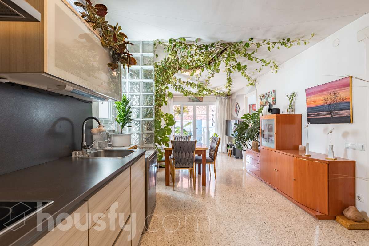 Housfy vende este luminoso ático en Calafell, ubicado muy cerca de las fantásticas playas de Segur de Calafell. Con 64 m² útiles, verificados por la Dirección General del Catastro, la vivienda se destaca por su orientación sur, vistas despejadas y gran luminosidad durante todo el año. La vivienda se distribuye en salón-comedor, cocina equipada, 2 dormitorios y 1 baño completo, además de balcón y terraza, perfectos para disfrutar del buen clima de la zona. Entre sus características destacan aire acondicionado con bomba de calor, calefacción, ventanas de aluminio con Climalit, armarios empotrados y ascensor. La finca ha sido recientemente renovada y dispone de zona de aparcamiento para vecinos, además de contar la vivienda con 1 plaza de garaje. Una excelente oportunidad para vivir cerca del mar o disfrutar de una segunda residencia en Calafell. ¡Solicita tu visita y ven a descubrirla! Zona y entorno Respecto a la ubicación, se sitúa en Calafell, municipio de Tarragona. Esta propiedad se encuentra cerca de transporte público, colegios, supermercados y farmacias. Aviso legal El precio de venta no incluye gastos de la compraventa como notaría, registro, impuestos, ni tampoco honorarios agencia. Esta publicación no es vinculante. Consulta siempre la nota simple con Housfy antes de formalizar la compraventa. Sobre nosotros Housfy es la plataforma integral de servicios inmobiliarios. Nuestra combinación de expertos y tecnología pone al alcance de todo el mundo servicios cómodos, claros y seguros. AICAT número: 7922. Nos encargamos de la gestión y asesoramiento de la compra. ¡Olvídate de todo! Hacemos los trámites por ti. Y, si además necesitas financiación, ponemos a tu disposición un bróker hipotecario para ayudarte a conseguir las mejores condiciones para tu perfil económico. ¿Quieres visitarla? Contacta con Housfy y agenda tu visita sin compromiso. Más información en: housfy.com-17