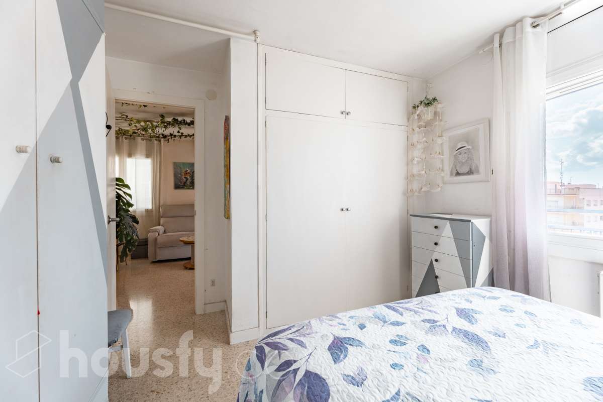 Housfy vende este luminoso ático en Calafell, ubicado muy cerca de las fantásticas playas de Segur de Calafell. Con 64 m² útiles, verificados por la Dirección General del Catastro, la vivienda se destaca por su orientación sur, vistas despejadas y gran luminosidad durante todo el año. La vivienda se distribuye en salón-comedor, cocina equipada, 2 dormitorios y 1 baño completo, además de balcón y terraza, perfectos para disfrutar del buen clima de la zona. Entre sus características destacan aire acondicionado con bomba de calor, calefacción, ventanas de aluminio con Climalit, armarios empotrados y ascensor. La finca ha sido recientemente renovada y dispone de zona de aparcamiento para vecinos, además de contar la vivienda con 1 plaza de garaje. Una excelente oportunidad para vivir cerca del mar o disfrutar de una segunda residencia en Calafell. ¡Solicita tu visita y ven a descubrirla! Zona y entorno Respecto a la ubicación, se sitúa en Calafell, municipio de Tarragona. Esta propiedad se encuentra cerca de transporte público, colegios, supermercados y farmacias. Aviso legal El precio de venta no incluye gastos de la compraventa como notaría, registro, impuestos, ni tampoco honorarios agencia. Esta publicación no es vinculante. Consulta siempre la nota simple con Housfy antes de formalizar la compraventa. Sobre nosotros Housfy es la plataforma integral de servicios inmobiliarios. Nuestra combinación de expertos y tecnología pone al alcance de todo el mundo servicios cómodos, claros y seguros. AICAT número: 7922. Nos encargamos de la gestión y asesoramiento de la compra. ¡Olvídate de todo! Hacemos los trámites por ti. Y, si además necesitas financiación, ponemos a tu disposición un bróker hipotecario para ayudarte a conseguir las mejores condiciones para tu perfil económico. ¿Quieres visitarla? Contacta con Housfy y agenda tu visita sin compromiso. Más información en: housfy.com-12