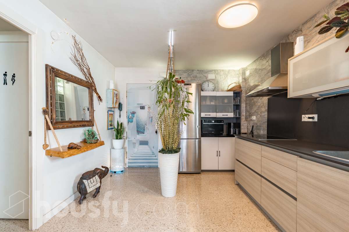 Housfy vende este luminoso ático en Calafell, ubicado muy cerca de las fantásticas playas de Segur de Calafell. Con 64 m² útiles, verificados por la Dirección General del Catastro, la vivienda se destaca por su orientación sur, vistas despejadas y gran luminosidad durante todo el año. La vivienda se distribuye en salón-comedor, cocina equipada, 2 dormitorios y 1 baño completo, además de balcón y terraza, perfectos para disfrutar del buen clima de la zona. Entre sus características destacan aire acondicionado con bomba de calor, calefacción, ventanas de aluminio con Climalit, armarios empotrados y ascensor. La finca ha sido recientemente renovada y dispone de zona de aparcamiento para vecinos, además de contar la vivienda con 1 plaza de garaje. Una excelente oportunidad para vivir cerca del mar o disfrutar de una segunda residencia en Calafell. ¡Solicita tu visita y ven a descubrirla! Zona y entorno Respecto a la ubicación, se sitúa en Calafell, municipio de Tarragona. Esta propiedad se encuentra cerca de transporte público, colegios, supermercados y farmacias. Aviso legal El precio de venta no incluye gastos de la compraventa como notaría, registro, impuestos, ni tampoco honorarios agencia. Esta publicación no es vinculante. Consulta siempre la nota simple con Housfy antes de formalizar la compraventa. Sobre nosotros Housfy es la plataforma integral de servicios inmobiliarios. Nuestra combinación de expertos y tecnología pone al alcance de todo el mundo servicios cómodos, claros y seguros. AICAT número: 7922. Nos encargamos de la gestión y asesoramiento de la compra. ¡Olvídate de todo! Hacemos los trámites por ti. Y, si además necesitas financiación, ponemos a tu disposición un bróker hipotecario para ayudarte a conseguir las mejores condiciones para tu perfil económico. ¿Quieres visitarla? Contacta con Housfy y agenda tu visita sin compromiso. Más información en: housfy.com-14