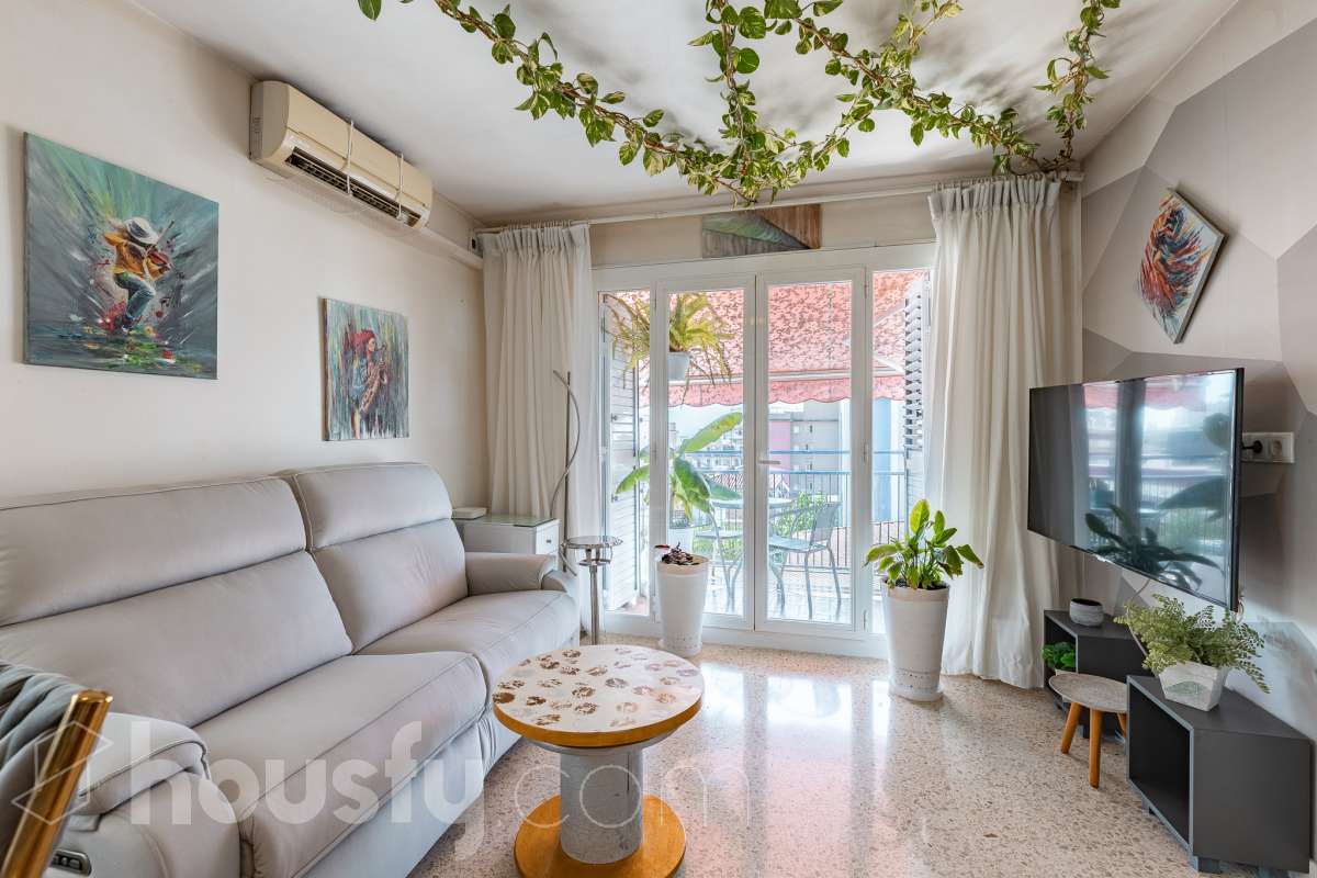 Housfy vende este luminoso ático en Calafell, ubicado muy cerca de las fantásticas playas de Segur de Calafell. Con 64 m² útiles, verificados por la Dirección General del Catastro, la vivienda se destaca por su orientación sur, vistas despejadas y gran luminosidad durante todo el año. La vivienda se distribuye en salón-comedor, cocina equipada, 2 dormitorios y 1 baño completo, además de balcón y terraza, perfectos para disfrutar del buen clima de la zona. Entre sus características destacan aire acondicionado con bomba de calor, calefacción, ventanas de aluminio con Climalit, armarios empotrados y ascensor. La finca ha sido recientemente renovada y dispone de zona de aparcamiento para vecinos, además de contar la vivienda con 1 plaza de garaje. Una excelente oportunidad para vivir cerca del mar o disfrutar de una segunda residencia en Calafell. ¡Solicita tu visita y ven a descubrirla! Zona y entorno Respecto a la ubicación, se sitúa en Calafell, municipio de Tarragona. Esta propiedad se encuentra cerca de transporte público, colegios, supermercados y farmacias. Aviso legal El precio de venta no incluye gastos de la compraventa como notaría, registro, impuestos, ni tampoco honorarios agencia. Esta publicación no es vinculante. Consulta siempre la nota simple con Housfy antes de formalizar la compraventa. Sobre nosotros Housfy es la plataforma integral de servicios inmobiliarios. Nuestra combinación de expertos y tecnología pone al alcance de todo el mundo servicios cómodos, claros y seguros. AICAT número: 7922. Nos encargamos de la gestión y asesoramiento de la compra. ¡Olvídate de todo! Hacemos los trámites por ti. Y, si además necesitas financiación, ponemos a tu disposición un bróker hipotecario para ayudarte a conseguir las mejores condiciones para tu perfil económico. ¿Quieres visitarla? Contacta con Housfy y agenda tu visita sin compromiso. Más información en: housfy.com-2