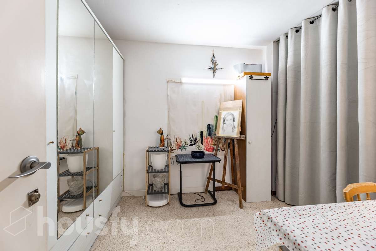 Housfy vende este luminoso ático en Calafell, ubicado muy cerca de las fantásticas playas de Segur de Calafell. Con 64 m² útiles, verificados por la Dirección General del Catastro, la vivienda se destaca por su orientación sur, vistas despejadas y gran luminosidad durante todo el año. La vivienda se distribuye en salón-comedor, cocina equipada, 2 dormitorios y 1 baño completo, además de balcón y terraza, perfectos para disfrutar del buen clima de la zona. Entre sus características destacan aire acondicionado con bomba de calor, calefacción, ventanas de aluminio con Climalit, armarios empotrados y ascensor. La finca ha sido recientemente renovada y dispone de zona de aparcamiento para vecinos, además de contar la vivienda con 1 plaza de garaje. Una excelente oportunidad para vivir cerca del mar o disfrutar de una segunda residencia en Calafell. ¡Solicita tu visita y ven a descubrirla! Zona y entorno Respecto a la ubicación, se sitúa en Calafell, municipio de Tarragona. Esta propiedad se encuentra cerca de transporte público, colegios, supermercados y farmacias. Aviso legal El precio de venta no incluye gastos de la compraventa como notaría, registro, impuestos, ni tampoco honorarios agencia. Esta publicación no es vinculante. Consulta siempre la nota simple con Housfy antes de formalizar la compraventa. Sobre nosotros Housfy es la plataforma integral de servicios inmobiliarios. Nuestra combinación de expertos y tecnología pone al alcance de todo el mundo servicios cómodos, claros y seguros. AICAT número: 7922. Nos encargamos de la gestión y asesoramiento de la compra. ¡Olvídate de todo! Hacemos los trámites por ti. Y, si además necesitas financiación, ponemos a tu disposición un bróker hipotecario para ayudarte a conseguir las mejores condiciones para tu perfil económico. ¿Quieres visitarla? Contacta con Housfy y agenda tu visita sin compromiso. Más información en: housfy.com-6