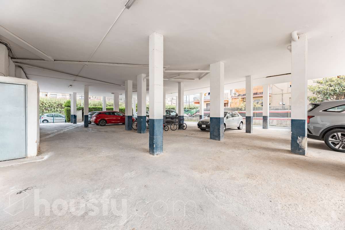 Housfy vende este luminoso ático en Calafell, ubicado muy cerca de las fantásticas playas de Segur de Calafell. Con 64 m² útiles, verificados por la Dirección General del Catastro, la vivienda se destaca por su orientación sur, vistas despejadas y gran luminosidad durante todo el año. La vivienda se distribuye en salón-comedor, cocina equipada, 2 dormitorios y 1 baño completo, además de balcón y terraza, perfectos para disfrutar del buen clima de la zona. Entre sus características destacan aire acondicionado con bomba de calor, calefacción, ventanas de aluminio con Climalit, armarios empotrados y ascensor. La finca ha sido recientemente renovada y dispone de zona de aparcamiento para vecinos, además de contar la vivienda con 1 plaza de garaje. Una excelente oportunidad para vivir cerca del mar o disfrutar de una segunda residencia en Calafell. ¡Solicita tu visita y ven a descubrirla! Zona y entorno Respecto a la ubicación, se sitúa en Calafell, municipio de Tarragona. Esta propiedad se encuentra cerca de transporte público, colegios, supermercados y farmacias. Aviso legal El precio de venta no incluye gastos de la compraventa como notaría, registro, impuestos, ni tampoco honorarios agencia. Esta publicación no es vinculante. Consulta siempre la nota simple con Housfy antes de formalizar la compraventa. Sobre nosotros Housfy es la plataforma integral de servicios inmobiliarios. Nuestra combinación de expertos y tecnología pone al alcance de todo el mundo servicios cómodos, claros y seguros. AICAT número: 7922. Nos encargamos de la gestión y asesoramiento de la compra. ¡Olvídate de todo! Hacemos los trámites por ti. Y, si además necesitas financiación, ponemos a tu disposición un bróker hipotecario para ayudarte a conseguir las mejores condiciones para tu perfil económico. ¿Quieres visitarla? Contacta con Housfy y agenda tu visita sin compromiso. Más información en: housfy.com-31
