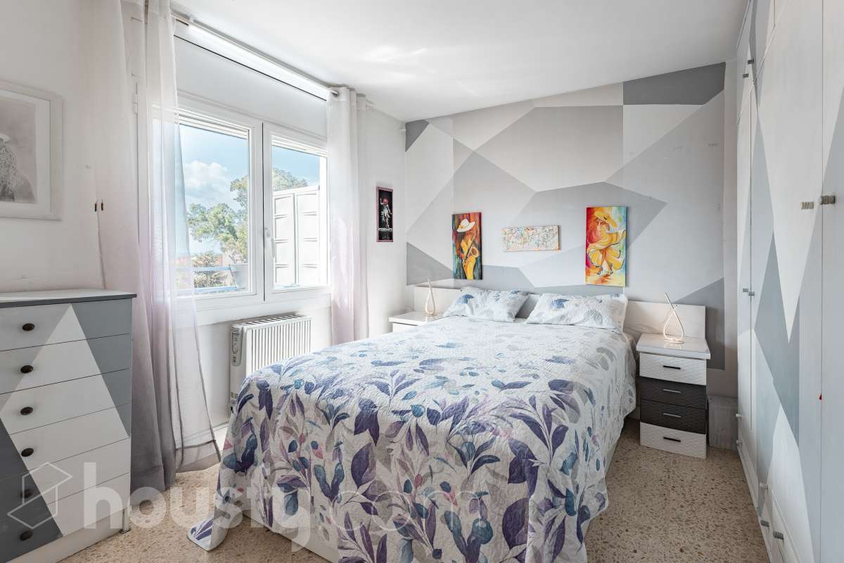 Housfy vende este luminoso ático en Calafell, ubicado muy cerca de las fantásticas playas de Segur de Calafell. Con 64 m² útiles, verificados por la Dirección General del Catastro, la vivienda se destaca por su orientación sur, vistas despejadas y gran luminosidad durante todo el año. La vivienda se distribuye en salón-comedor, cocina equipada, 2 dormitorios y 1 baño completo, además de balcón y terraza, perfectos para disfrutar del buen clima de la zona. Entre sus características destacan aire acondicionado con bomba de calor, calefacción, ventanas de aluminio con Climalit, armarios empotrados y ascensor. La finca ha sido recientemente renovada y dispone de zona de aparcamiento para vecinos, además de contar la vivienda con 1 plaza de garaje. Una excelente oportunidad para vivir cerca del mar o disfrutar de una segunda residencia en Calafell. ¡Solicita tu visita y ven a descubrirla! Zona y entorno Respecto a la ubicación, se sitúa en Calafell, municipio de Tarragona. Esta propiedad se encuentra cerca de transporte público, colegios, supermercados y farmacias. Aviso legal El precio de venta no incluye gastos de la compraventa como notaría, registro, impuestos, ni tampoco honorarios agencia. Esta publicación no es vinculante. Consulta siempre la nota simple con Housfy antes de formalizar la compraventa. Sobre nosotros Housfy es la plataforma integral de servicios inmobiliarios. Nuestra combinación de expertos y tecnología pone al alcance de todo el mundo servicios cómodos, claros y seguros. AICAT número: 7922. Nos encargamos de la gestión y asesoramiento de la compra. ¡Olvídate de todo! Hacemos los trámites por ti. Y, si además necesitas financiación, ponemos a tu disposición un bróker hipotecario para ayudarte a conseguir las mejores condiciones para tu perfil económico. ¿Quieres visitarla? Contacta con Housfy y agenda tu visita sin compromiso. Más información en: housfy.com-9