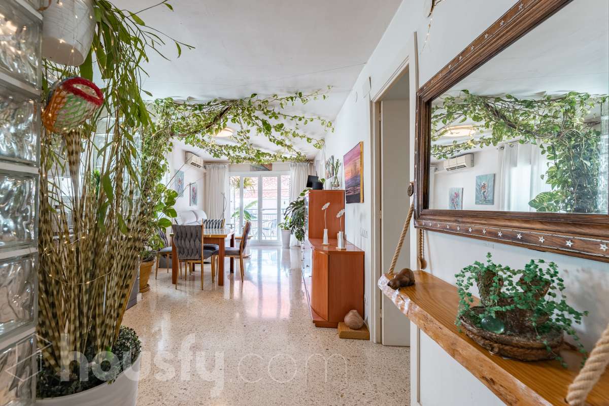 Housfy vende este luminoso ático en Calafell, ubicado muy cerca de las fantásticas playas de Segur de Calafell. Con 64 m² útiles, verificados por la Dirección General del Catastro, la vivienda se destaca por su orientación sur, vistas despejadas y gran luminosidad durante todo el año. La vivienda se distribuye en salón-comedor, cocina equipada, 2 dormitorios y 1 baño completo, además de balcón y terraza, perfectos para disfrutar del buen clima de la zona. Entre sus características destacan aire acondicionado con bomba de calor, calefacción, ventanas de aluminio con Climalit, armarios empotrados y ascensor. La finca ha sido recientemente renovada y dispone de zona de aparcamiento para vecinos, además de contar la vivienda con 1 plaza de garaje. Una excelente oportunidad para vivir cerca del mar o disfrutar de una segunda residencia en Calafell. ¡Solicita tu visita y ven a descubrirla! Zona y entorno Respecto a la ubicación, se sitúa en Calafell, municipio de Tarragona. Esta propiedad se encuentra cerca de transporte público, colegios, supermercados y farmacias. Aviso legal El precio de venta no incluye gastos de la compraventa como notaría, registro, impuestos, ni tampoco honorarios agencia. Esta publicación no es vinculante. Consulta siempre la nota simple con Housfy antes de formalizar la compraventa. Sobre nosotros Housfy es la plataforma integral de servicios inmobiliarios. Nuestra combinación de expertos y tecnología pone al alcance de todo el mundo servicios cómodos, claros y seguros. AICAT número: 7922. Nos encargamos de la gestión y asesoramiento de la compra. ¡Olvídate de todo! Hacemos los trámites por ti. Y, si además necesitas financiación, ponemos a tu disposición un bróker hipotecario para ayudarte a conseguir las mejores condiciones para tu perfil económico. ¿Quieres visitarla? Contacta con Housfy y agenda tu visita sin compromiso. Más información en: housfy.com-26