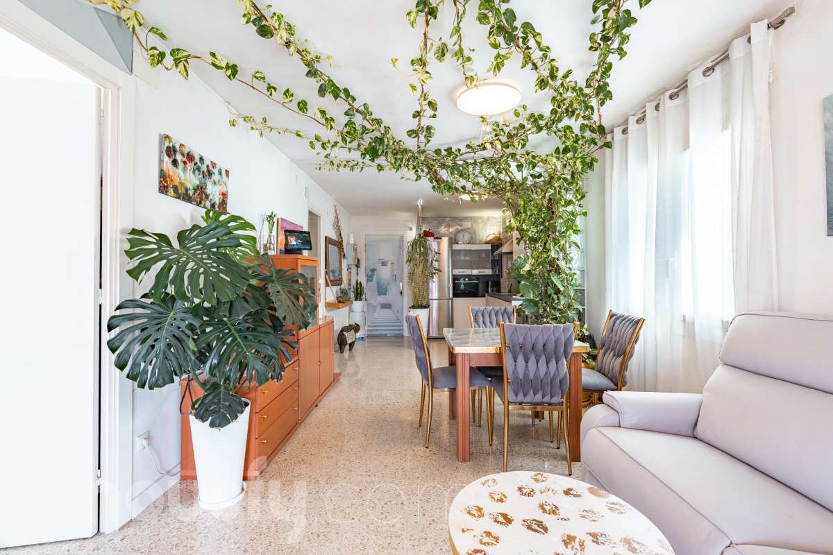Housfy vende este luminoso ático en Calafell, ubicado muy cerca de las fantásticas playas de Segur de Calafell. Con 64 m² útiles, verificados por la Dirección General del Catastro, la vivienda se destaca por su orientación sur, vistas despejadas y gran luminosidad durante todo el año. La vivienda se distribuye en salón-comedor, cocina equipada, 2 dormitorios y 1 baño completo, además de balcón y terraza, perfectos para disfrutar del buen clima de la zona. Entre sus características destacan aire acondicionado con bomba de calor, calefacción, ventanas de aluminio con Climalit, armarios empotrados y ascensor. La finca ha sido recientemente renovada y dispone de zona de aparcamiento para vecinos, además de contar la vivienda con 1 plaza de garaje. Una excelente oportunidad para vivir cerca del mar o disfrutar de una segunda residencia en Calafell. ¡Solicita tu visita y ven a descubrirla! Zona y entorno Respecto a la ubicación, se sitúa en Calafell, municipio de Tarragona. Esta propiedad se encuentra cerca de transporte público, colegios, supermercados y farmacias. Aviso legal El precio de venta no incluye gastos de la compraventa como notaría, registro, impuestos, ni tampoco honorarios agencia. Esta publicación no es vinculante. Consulta siempre la nota simple con Housfy antes de formalizar la compraventa. Sobre nosotros Housfy es la plataforma integral de servicios inmobiliarios. Nuestra combinación de expertos y tecnología pone al alcance de todo el mundo servicios cómodos, claros y seguros. AICAT número: 7922. Nos encargamos de la gestión y asesoramiento de la compra. ¡Olvídate de todo! Hacemos los trámites por ti. Y, si además necesitas financiación, ponemos a tu disposición un bróker hipotecario para ayudarte a conseguir las mejores condiciones para tu perfil económico. ¿Quieres visitarla? Contacta con Housfy y agenda tu visita sin compromiso. Más información en: housfy.com-4