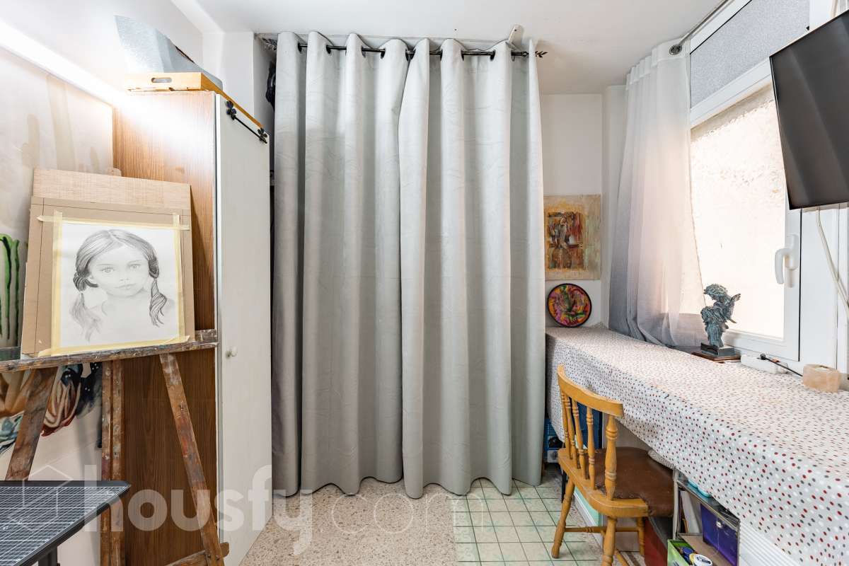 Housfy vende este luminoso ático en Calafell, ubicado muy cerca de las fantásticas playas de Segur de Calafell. Con 64 m² útiles, verificados por la Dirección General del Catastro, la vivienda se destaca por su orientación sur, vistas despejadas y gran luminosidad durante todo el año. La vivienda se distribuye en salón-comedor, cocina equipada, 2 dormitorios y 1 baño completo, además de balcón y terraza, perfectos para disfrutar del buen clima de la zona. Entre sus características destacan aire acondicionado con bomba de calor, calefacción, ventanas de aluminio con Climalit, armarios empotrados y ascensor. La finca ha sido recientemente renovada y dispone de zona de aparcamiento para vecinos, además de contar la vivienda con 1 plaza de garaje. Una excelente oportunidad para vivir cerca del mar o disfrutar de una segunda residencia en Calafell. ¡Solicita tu visita y ven a descubrirla! Zona y entorno Respecto a la ubicación, se sitúa en Calafell, municipio de Tarragona. Esta propiedad se encuentra cerca de transporte público, colegios, supermercados y farmacias. Aviso legal El precio de venta no incluye gastos de la compraventa como notaría, registro, impuestos, ni tampoco honorarios agencia. Esta publicación no es vinculante. Consulta siempre la nota simple con Housfy antes de formalizar la compraventa. Sobre nosotros Housfy es la plataforma integral de servicios inmobiliarios. Nuestra combinación de expertos y tecnología pone al alcance de todo el mundo servicios cómodos, claros y seguros. AICAT número: 7922. Nos encargamos de la gestión y asesoramiento de la compra. ¡Olvídate de todo! Hacemos los trámites por ti. Y, si además necesitas financiación, ponemos a tu disposición un bróker hipotecario para ayudarte a conseguir las mejores condiciones para tu perfil económico. ¿Quieres visitarla? Contacta con Housfy y agenda tu visita sin compromiso. Más información en: housfy.com-7