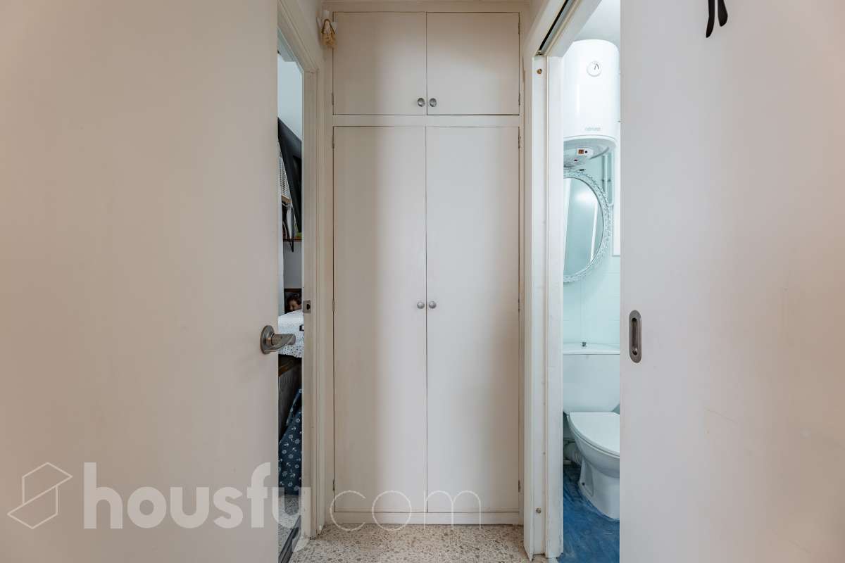 Housfy vende este luminoso ático en Calafell, ubicado muy cerca de las fantásticas playas de Segur de Calafell. Con 64 m² útiles, verificados por la Dirección General del Catastro, la vivienda se destaca por su orientación sur, vistas despejadas y gran luminosidad durante todo el año. La vivienda se distribuye en salón-comedor, cocina equipada, 2 dormitorios y 1 baño completo, además de balcón y terraza, perfectos para disfrutar del buen clima de la zona. Entre sus características destacan aire acondicionado con bomba de calor, calefacción, ventanas de aluminio con Climalit, armarios empotrados y ascensor. La finca ha sido recientemente renovada y dispone de zona de aparcamiento para vecinos, además de contar la vivienda con 1 plaza de garaje. Una excelente oportunidad para vivir cerca del mar o disfrutar de una segunda residencia en Calafell. ¡Solicita tu visita y ven a descubrirla! Zona y entorno Respecto a la ubicación, se sitúa en Calafell, municipio de Tarragona. Esta propiedad se encuentra cerca de transporte público, colegios, supermercados y farmacias. Aviso legal El precio de venta no incluye gastos de la compraventa como notaría, registro, impuestos, ni tampoco honorarios agencia. Esta publicación no es vinculante. Consulta siempre la nota simple con Housfy antes de formalizar la compraventa. Sobre nosotros Housfy es la plataforma integral de servicios inmobiliarios. Nuestra combinación de expertos y tecnología pone al alcance de todo el mundo servicios cómodos, claros y seguros. AICAT número: 7922. Nos encargamos de la gestión y asesoramiento de la compra. ¡Olvídate de todo! Hacemos los trámites por ti. Y, si además necesitas financiación, ponemos a tu disposición un bróker hipotecario para ayudarte a conseguir las mejores condiciones para tu perfil económico. ¿Quieres visitarla? Contacta con Housfy y agenda tu visita sin compromiso. Más información en: housfy.com-30