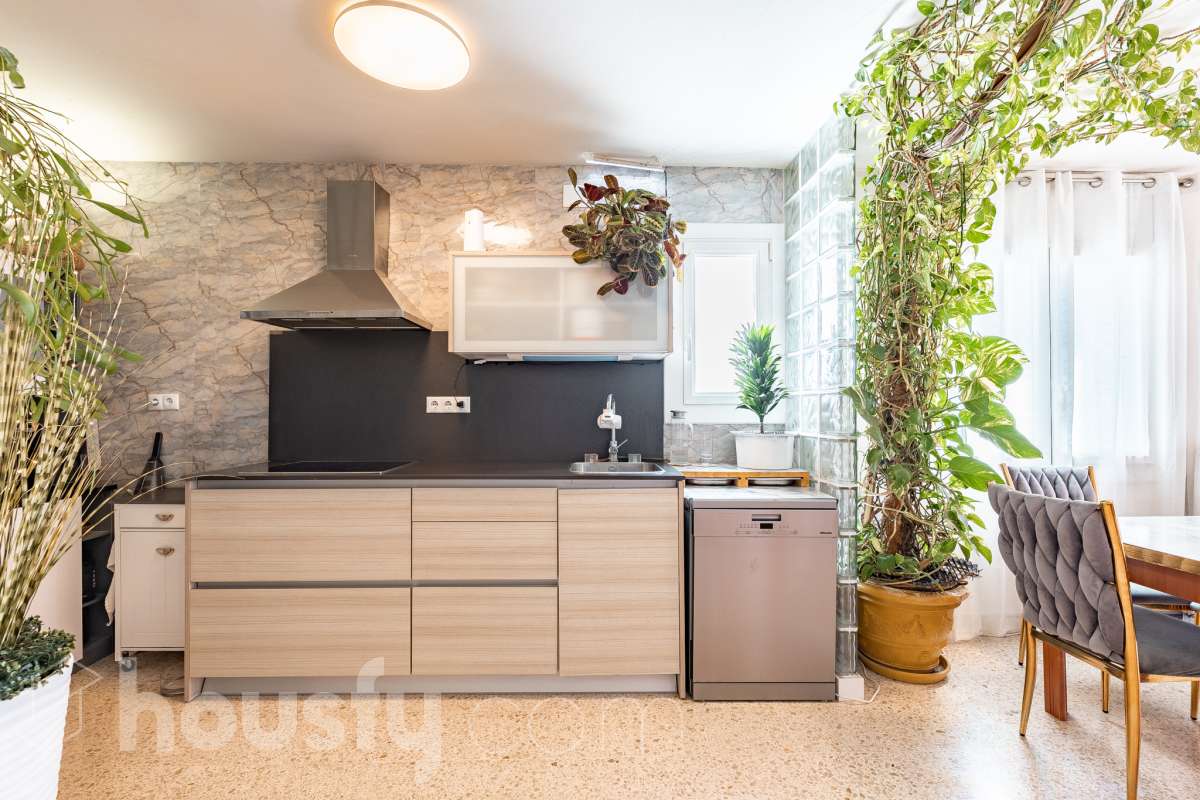 Housfy vende este luminoso ático en Calafell, ubicado muy cerca de las fantásticas playas de Segur de Calafell. Con 64 m² útiles, verificados por la Dirección General del Catastro, la vivienda se destaca por su orientación sur, vistas despejadas y gran luminosidad durante todo el año. La vivienda se distribuye en salón-comedor, cocina equipada, 2 dormitorios y 1 baño completo, además de balcón y terraza, perfectos para disfrutar del buen clima de la zona. Entre sus características destacan aire acondicionado con bomba de calor, calefacción, ventanas de aluminio con Climalit, armarios empotrados y ascensor. La finca ha sido recientemente renovada y dispone de zona de aparcamiento para vecinos, además de contar la vivienda con 1 plaza de garaje. Una excelente oportunidad para vivir cerca del mar o disfrutar de una segunda residencia en Calafell. ¡Solicita tu visita y ven a descubrirla! Zona y entorno Respecto a la ubicación, se sitúa en Calafell, municipio de Tarragona. Esta propiedad se encuentra cerca de transporte público, colegios, supermercados y farmacias. Aviso legal El precio de venta no incluye gastos de la compraventa como notaría, registro, impuestos, ni tampoco honorarios agencia. Esta publicación no es vinculante. Consulta siempre la nota simple con Housfy antes de formalizar la compraventa. Sobre nosotros Housfy es la plataforma integral de servicios inmobiliarios. Nuestra combinación de expertos y tecnología pone al alcance de todo el mundo servicios cómodos, claros y seguros. AICAT número: 7922. Nos encargamos de la gestión y asesoramiento de la compra. ¡Olvídate de todo! Hacemos los trámites por ti. Y, si además necesitas financiación, ponemos a tu disposición un bróker hipotecario para ayudarte a conseguir las mejores condiciones para tu perfil económico. ¿Quieres visitarla? Contacta con Housfy y agenda tu visita sin compromiso. Más información en: housfy.com-15