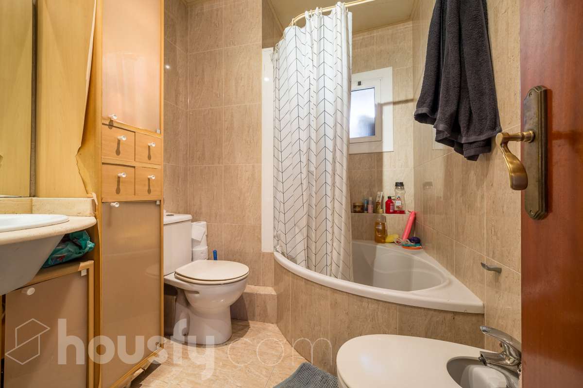 Housfy vende 🏡 luminoso piso ubicado en L'Hospitalet de Llobregat-16