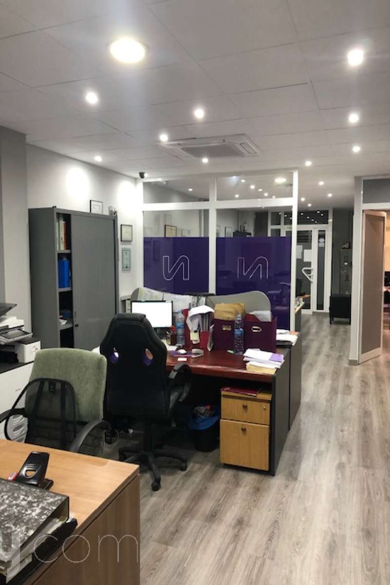 Housfy presenta este amplio local comercial en venta en Terrassa, con una superficie útil de 101 m², según datos verificados por la Dirección General del Catastro. Construido en 1998, el inmueble se vende con inquilino, lo que lo convierte en una excelente oportunidad para inversores que buscan rentabilidad desde el primer momento. Distribución Varios despachos, que ofrecen una distribución funcional y versátil para diferentes tipos de actividad. Características Aire acondicionado. Calefacción. Vistas despejadas a la ciudad. Ubicación El local está situado en el barrio de Sant Pere Nord, en la Plaça de l'Aigua, una zona consolidada de Terrassa con todos los servicios al alcance. Su excelente ubicación permite disfrutar de una amplia oferta de transporte público, centros educativos, supermercados, farmacias y otros comercios, aportando comodidad y un entorno dinámico tanto para la actividad profesional como para la inversión. Aviso legal El precio de venta no incluye gastos de la compraventa como notaría, registro, impuestos, ni tampoco honorarios agencia. Esta publicación no es vinculante. Consulta siempre la nota simple con Housfy antes de formalizar la compraventa. Sobre nosotros Housfy es la plataforma integral de servicios inmobiliarios. Nuestra combinación de expertos y tecnología pone al alcance de todo el mundo servicios cómodos, claros y seguros. AICAT número: 7922. Nos encargamos de la gestión y asesoramiento de la compra. ¡Olvídate de todo! Hacemos los trámites por ti. Y, si además necesitas financiación, ponemos a tu disposición un bróker hipotecario para ayudarte a conseguir las mejores condiciones para tu perfil económico. ¿Quieres visitarla? Contacta con Housfy y agenda tu visita sin compromiso. Más información en: housfy.com En cumplimiento de la Ley 8/2026 en Cataluña, el certificado de presencia o ausencia de amianto se encuentra en proceso de tramitación.-4