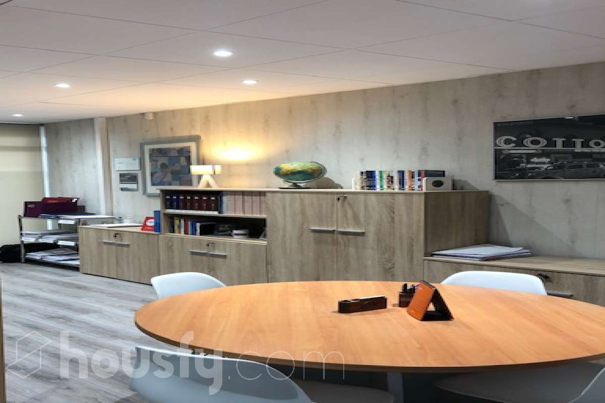 Housfy presenta este amplio local comercial en venta en Terrassa, con una superficie útil de 101 m², según datos verificados por la Dirección General del Catastro. Construido en 1998, el inmueble se vende con inquilino, lo que lo convierte en una excelente oportunidad para inversores que buscan rentabilidad desde el primer momento. Distribución Varios despachos, que ofrecen una distribución funcional y versátil para diferentes tipos de actividad. Características Aire acondicionado. Calefacción. Vistas despejadas a la ciudad. Ubicación El local está situado en el barrio de Sant Pere Nord, en la Plaça de l'Aigua, una zona consolidada de Terrassa con todos los servicios al alcance. Su excelente ubicación permite disfrutar de una amplia oferta de transporte público, centros educativos, supermercados, farmacias y otros comercios, aportando comodidad y un entorno dinámico tanto para la actividad profesional como para la inversión. Aviso legal El precio de venta no incluye gastos de la compraventa como notaría, registro, impuestos, ni tampoco honorarios agencia. Esta publicación no es vinculante. Consulta siempre la nota simple con Housfy antes de formalizar la compraventa. Sobre nosotros Housfy es la plataforma integral de servicios inmobiliarios. Nuestra combinación de expertos y tecnología pone al alcance de todo el mundo servicios cómodos, claros y seguros. AICAT número: 7922. Nos encargamos de la gestión y asesoramiento de la compra. ¡Olvídate de todo! Hacemos los trámites por ti. Y, si además necesitas financiación, ponemos a tu disposición un bróker hipotecario para ayudarte a conseguir las mejores condiciones para tu perfil económico. ¿Quieres visitarla? Contacta con Housfy y agenda tu visita sin compromiso. Más información en: housfy.com En cumplimiento de la Ley 8/2026 en Cataluña, el certificado de presencia o ausencia de amianto se encuentra en proceso de tramitación.-7