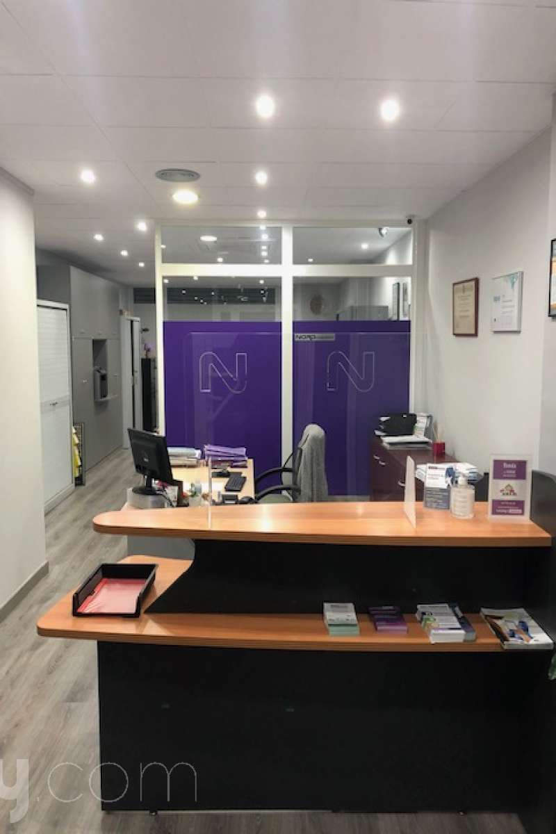 Housfy presenta este amplio local comercial en venta en Terrassa, con una superficie útil de 101 m², según datos verificados por la Dirección General del Catastro. Construido en 1998, el inmueble se vende con inquilino, lo que lo convierte en una excelente oportunidad para inversores que buscan rentabilidad desde el primer momento. Distribución Varios despachos, que ofrecen una distribución funcional y versátil para diferentes tipos de actividad. Características Aire acondicionado. Calefacción. Vistas despejadas a la ciudad. Ubicación El local está situado en el barrio de Sant Pere Nord, en la Plaça de l'Aigua, una zona consolidada de Terrassa con todos los servicios al alcance. Su excelente ubicación permite disfrutar de una amplia oferta de transporte público, centros educativos, supermercados, farmacias y otros comercios, aportando comodidad y un entorno dinámico tanto para la actividad profesional como para la inversión. Aviso legal El precio de venta no incluye gastos de la compraventa como notaría, registro, impuestos, ni tampoco honorarios agencia. Esta publicación no es vinculante. Consulta siempre la nota simple con Housfy antes de formalizar la compraventa. Sobre nosotros Housfy es la plataforma integral de servicios inmobiliarios. Nuestra combinación de expertos y tecnología pone al alcance de todo el mundo servicios cómodos, claros y seguros. AICAT número: 7922. Nos encargamos de la gestión y asesoramiento de la compra. ¡Olvídate de todo! Hacemos los trámites por ti. Y, si además necesitas financiación, ponemos a tu disposición un bróker hipotecario para ayudarte a conseguir las mejores condiciones para tu perfil económico. ¿Quieres visitarla? Contacta con Housfy y agenda tu visita sin compromiso. Más información en: housfy.com En cumplimiento de la Ley 8/2026 en Cataluña, el certificado de presencia o ausencia de amianto se encuentra en proceso de tramitación.-5