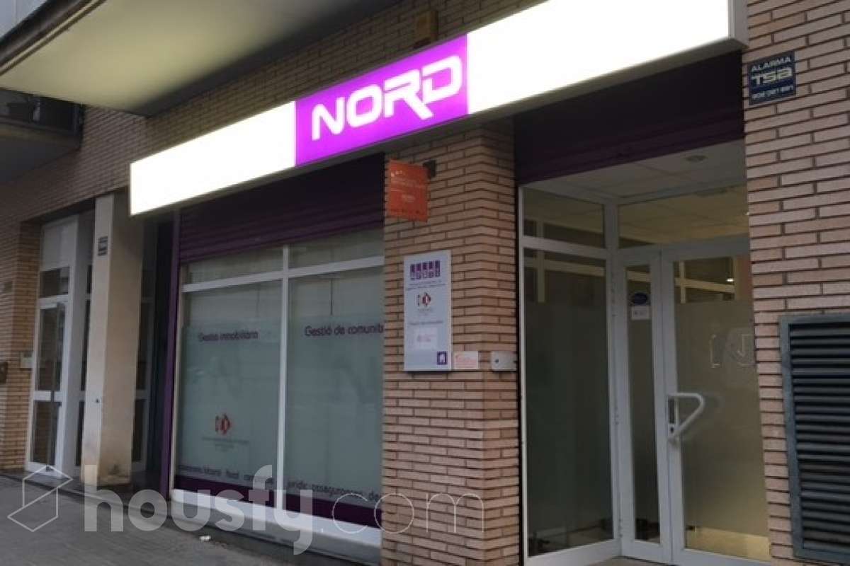 Housfy presenta este amplio local comercial en venta en Terrassa, con una superficie útil de 101 m², según datos verificados por la Dirección General del Catastro. Construido en 1998, el inmueble se vende con inquilino, lo que lo convierte en una excelente oportunidad para inversores que buscan rentabilidad desde el primer momento. Distribución Varios despachos, que ofrecen una distribución funcional y versátil para diferentes tipos de actividad. Características Aire acondicionado. Calefacción. Vistas despejadas a la ciudad. Ubicación El local está situado en el barrio de Sant Pere Nord, en la Plaça de l'Aigua, una zona consolidada de Terrassa con todos los servicios al alcance. Su excelente ubicación permite disfrutar de una amplia oferta de transporte público, centros educativos, supermercados, farmacias y otros comercios, aportando comodidad y un entorno dinámico tanto para la actividad profesional como para la inversión. Aviso legal El precio de venta no incluye gastos de la compraventa como notaría, registro, impuestos, ni tampoco honorarios agencia. Esta publicación no es vinculante. Consulta siempre la nota simple con Housfy antes de formalizar la compraventa. Sobre nosotros Housfy es la plataforma integral de servicios inmobiliarios. Nuestra combinación de expertos y tecnología pone al alcance de todo el mundo servicios cómodos, claros y seguros. AICAT número: 7922. Nos encargamos de la gestión y asesoramiento de la compra. ¡Olvídate de todo! Hacemos los trámites por ti. Y, si además necesitas financiación, ponemos a tu disposición un bróker hipotecario para ayudarte a conseguir las mejores condiciones para tu perfil económico. ¿Quieres visitarla? Contacta con Housfy y agenda tu visita sin compromiso. Más información en: housfy.com En cumplimiento de la Ley 8/2026 en Cataluña, el certificado de presencia o ausencia de amianto se encuentra en proceso de tramitación.-3