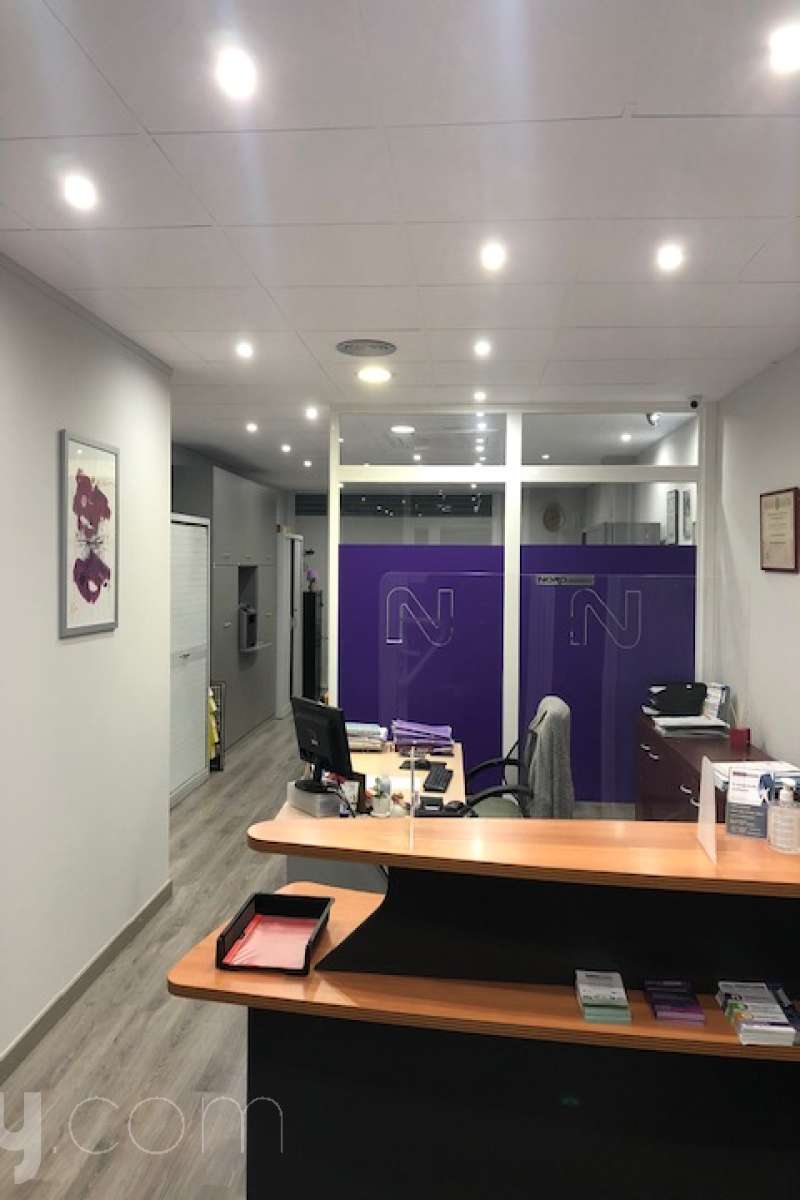 Housfy presenta este amplio local comercial en venta en Terrassa, con una superficie útil de 101 m², según datos verificados por la Dirección General del Catastro. Construido en 1998, el inmueble se vende con inquilino, lo que lo convierte en una excelente oportunidad para inversores que buscan rentabilidad desde el primer momento. Distribución Varios despachos, que ofrecen una distribución funcional y versátil para diferentes tipos de actividad. Características Aire acondicionado. Calefacción. Vistas despejadas a la ciudad. Ubicación El local está situado en el barrio de Sant Pere Nord, en la Plaça de l'Aigua, una zona consolidada de Terrassa con todos los servicios al alcance. Su excelente ubicación permite disfrutar de una amplia oferta de transporte público, centros educativos, supermercados, farmacias y otros comercios, aportando comodidad y un entorno dinámico tanto para la actividad profesional como para la inversión. Aviso legal El precio de venta no incluye gastos de la compraventa como notaría, registro, impuestos, ni tampoco honorarios agencia. Esta publicación no es vinculante. Consulta siempre la nota simple con Housfy antes de formalizar la compraventa. Sobre nosotros Housfy es la plataforma integral de servicios inmobiliarios. Nuestra combinación de expertos y tecnología pone al alcance de todo el mundo servicios cómodos, claros y seguros. AICAT número: 7922. Nos encargamos de la gestión y asesoramiento de la compra. ¡Olvídate de todo! Hacemos los trámites por ti. Y, si además necesitas financiación, ponemos a tu disposición un bróker hipotecario para ayudarte a conseguir las mejores condiciones para tu perfil económico. ¿Quieres visitarla? Contacta con Housfy y agenda tu visita sin compromiso. Más información en: housfy.com En cumplimiento de la Ley 8/2026 en Cataluña, el certificado de presencia o ausencia de amianto se encuentra en proceso de tramitación.-6