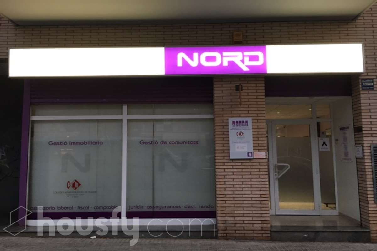 Housfy presenta este amplio local comercial en venta en Terrassa, con una superficie útil de 101 m², según datos verificados por la Dirección General del Catastro. Construido en 1998, el inmueble se vende con inquilino, lo que lo convierte en una excelente oportunidad para inversores que buscan rentabilidad desde el primer momento. Distribución Varios despachos, que ofrecen una distribución funcional y versátil para diferentes tipos de actividad. Características Aire acondicionado. Calefacción. Vistas despejadas a la ciudad. Ubicación El local está situado en el barrio de Sant Pere Nord, en la Plaça de l'Aigua, una zona consolidada de Terrassa con todos los servicios al alcance. Su excelente ubicación permite disfrutar de una amplia oferta de transporte público, centros educativos, supermercados, farmacias y otros comercios, aportando comodidad y un entorno dinámico tanto para la actividad profesional como para la inversión. Aviso legal El precio de venta no incluye gastos de la compraventa como notaría, registro, impuestos, ni tampoco honorarios agencia. Esta publicación no es vinculante. Consulta siempre la nota simple con Housfy antes de formalizar la compraventa. Sobre nosotros Housfy es la plataforma integral de servicios inmobiliarios. Nuestra combinación de expertos y tecnología pone al alcance de todo el mundo servicios cómodos, claros y seguros. AICAT número: 7922. Nos encargamos de la gestión y asesoramiento de la compra. ¡Olvídate de todo! Hacemos los trámites por ti. Y, si además necesitas financiación, ponemos a tu disposición un bróker hipotecario para ayudarte a conseguir las mejores condiciones para tu perfil económico. ¿Quieres visitarla? Contacta con Housfy y agenda tu visita sin compromiso. Más información en: housfy.com En cumplimiento de la Ley 8/2026 en Cataluña, el certificado de presencia o ausencia de amianto se encuentra en proceso de tramitación.-2