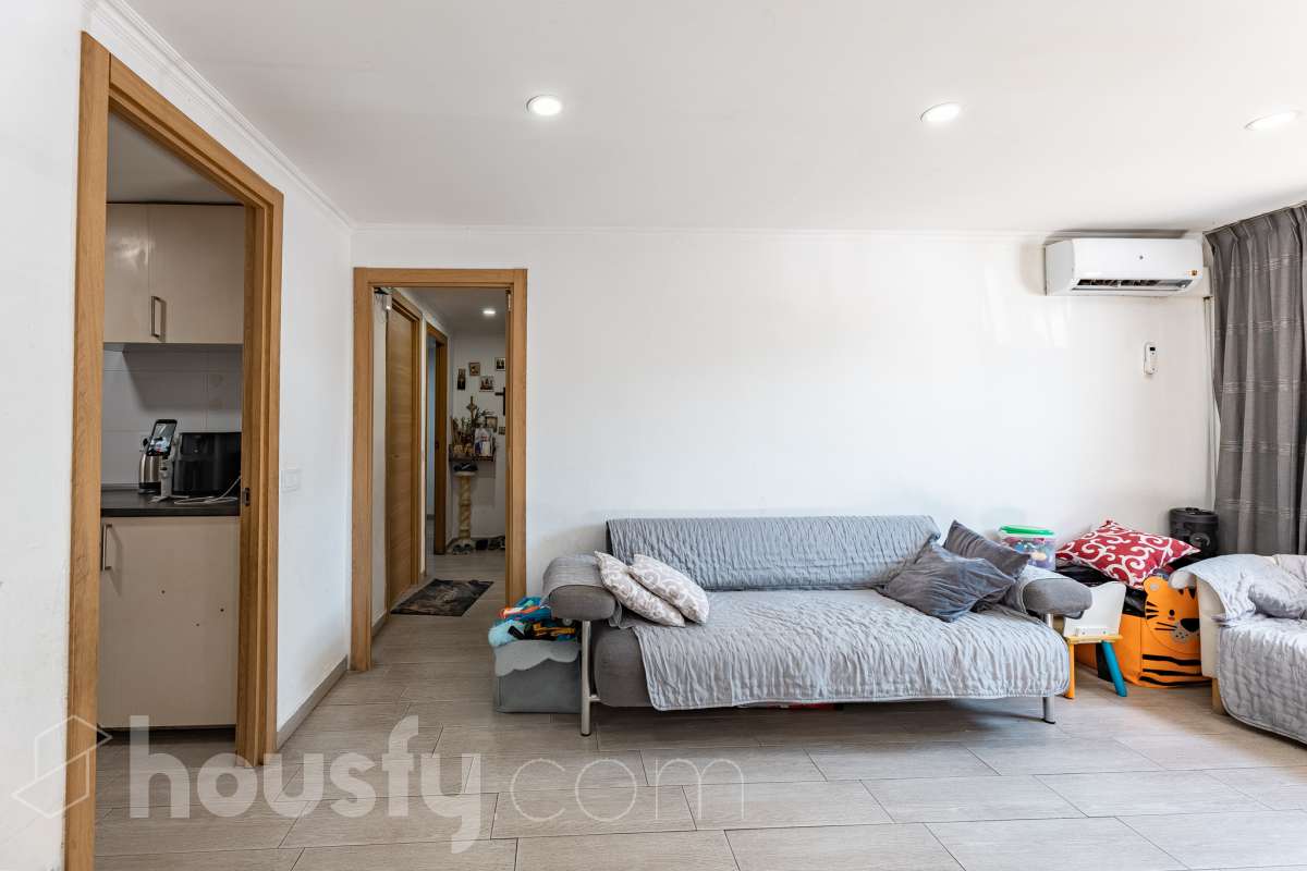 Housfy vende 🏡 luminoso piso ubicado en L'Hospitalet de Llobregat, el cuál consta de 69m2 útiles (verificados con la Dirección General de Catastro). Construido en el año: 1972. Distribución de estancias -Salón-comedor -3 Dormitorios -1 Baño -Cocina equipada Características específicas -Cédula de habitabilidad -Ascensor -Aire acondicionado Zona y entorno Respecto a la ubicación, se sitúa en L'Hospitalet de Llobregat, municipio de Barcelona. Esta propiedad se encuentra cerca de transporte público, colegios, supermercados y farmacias. Aviso legal El precio de venta no incluye gastos de la compraventa como notaría, registro, impuestos, ni tampoco honorarios agencia. Esta publicación no es vinculante. Consulta siempre la nota simple con Housfy antes de formalizar la compraventa. Sobre nosotros Housfy es la plataforma integral de servicios inmobiliarios. Nuestra combinación de expertos y tecnología pone al alcance de todo el mundo servicios cómodos, claros y seguros. AICAT número: 7922. Nos encargamos de la gestión y asesoramiento de la compra. ¡Olvídate de todo! Hacemos los trámites por ti. Y, si además necesitas financiación, ponemos a tu disposición un bróker hipotecario para ayudarte a conseguir las mejores condiciones para tu perfil económico. ¿Quieres visitarla? Contacta con Housfy y agenda tu visita sin compromiso. Más información en: housfy.com En cumplimiento de la Ley 8/2026 en Cataluña, el certificado de presencia o ausencia de amianto se encuentra en proceso de tramitación.-5