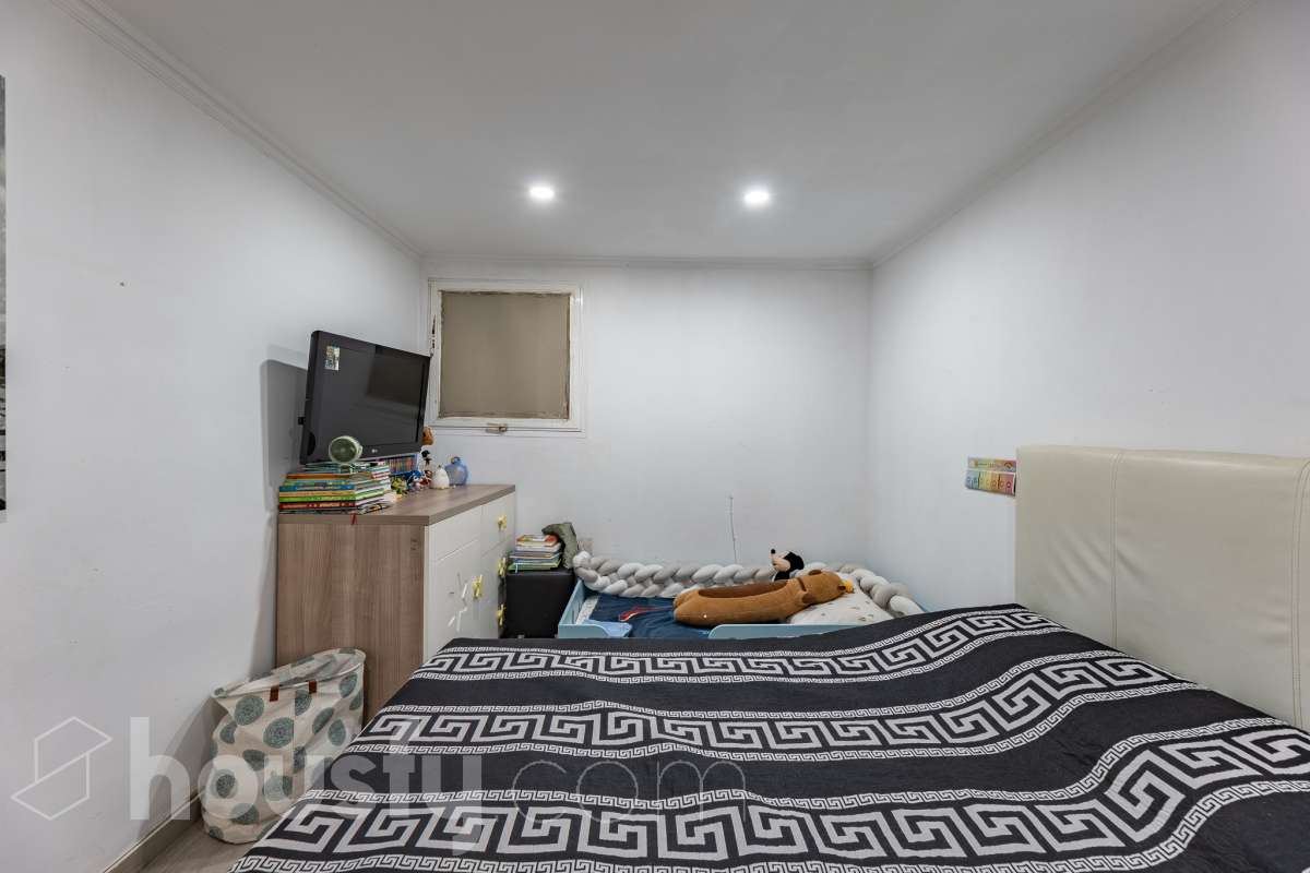Housfy vende 🏡 luminoso piso ubicado en L'Hospitalet de Llobregat, el cuál consta de 69m2 útiles (verificados con la Dirección General de Catastro). Construido en el año: 1972. Distribución de estancias -Salón-comedor -3 Dormitorios -1 Baño -Cocina equipada Características específicas -Cédula de habitabilidad -Ascensor -Aire acondicionado Zona y entorno Respecto a la ubicación, se sitúa en L'Hospitalet de Llobregat, municipio de Barcelona. Esta propiedad se encuentra cerca de transporte público, colegios, supermercados y farmacias. Aviso legal El precio de venta no incluye gastos de la compraventa como notaría, registro, impuestos, ni tampoco honorarios agencia. Esta publicación no es vinculante. Consulta siempre la nota simple con Housfy antes de formalizar la compraventa. Sobre nosotros Housfy es la plataforma integral de servicios inmobiliarios. Nuestra combinación de expertos y tecnología pone al alcance de todo el mundo servicios cómodos, claros y seguros. AICAT número: 7922. Nos encargamos de la gestión y asesoramiento de la compra. ¡Olvídate de todo! Hacemos los trámites por ti. Y, si además necesitas financiación, ponemos a tu disposición un bróker hipotecario para ayudarte a conseguir las mejores condiciones para tu perfil económico. ¿Quieres visitarla? Contacta con Housfy y agenda tu visita sin compromiso. Más información en: housfy.com En cumplimiento de la Ley 8/2026 en Cataluña, el certificado de presencia o ausencia de amianto se encuentra en proceso de tramitación.-12