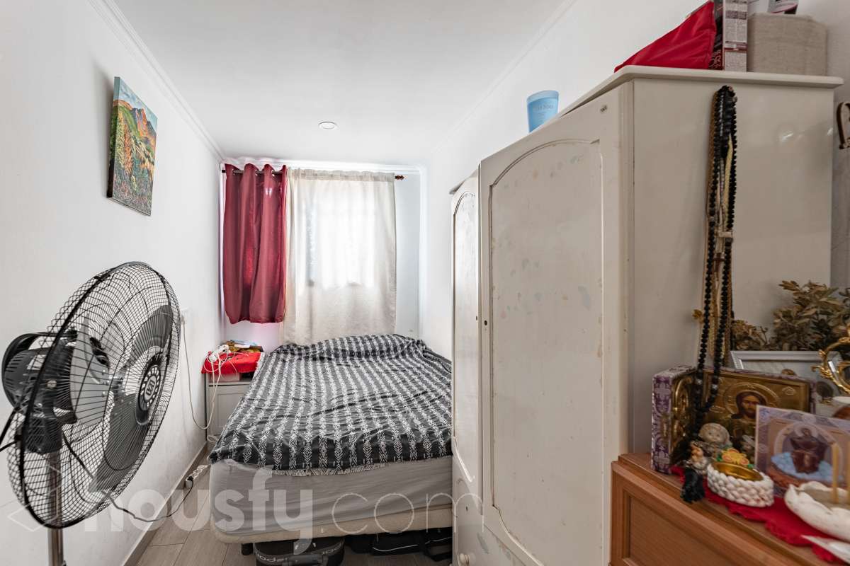 Housfy vende 🏡 luminoso piso ubicado en L'Hospitalet de Llobregat, el cuál consta de 69m2 útiles (verificados con la Dirección General de Catastro). Construido en el año: 1972. Distribución de estancias -Salón-comedor -3 Dormitorios -1 Baño -Cocina equipada Características específicas -Cédula de habitabilidad -Ascensor -Aire acondicionado Zona y entorno Respecto a la ubicación, se sitúa en L'Hospitalet de Llobregat, municipio de Barcelona. Esta propiedad se encuentra cerca de transporte público, colegios, supermercados y farmacias. Aviso legal El precio de venta no incluye gastos de la compraventa como notaría, registro, impuestos, ni tampoco honorarios agencia. Esta publicación no es vinculante. Consulta siempre la nota simple con Housfy antes de formalizar la compraventa. Sobre nosotros Housfy es la plataforma integral de servicios inmobiliarios. Nuestra combinación de expertos y tecnología pone al alcance de todo el mundo servicios cómodos, claros y seguros. AICAT número: 7922. Nos encargamos de la gestión y asesoramiento de la compra. ¡Olvídate de todo! Hacemos los trámites por ti. Y, si además necesitas financiación, ponemos a tu disposición un bróker hipotecario para ayudarte a conseguir las mejores condiciones para tu perfil económico. ¿Quieres visitarla? Contacta con Housfy y agenda tu visita sin compromiso. Más información en: housfy.com En cumplimiento de la Ley 8/2026 en Cataluña, el certificado de presencia o ausencia de amianto se encuentra en proceso de tramitación.-11