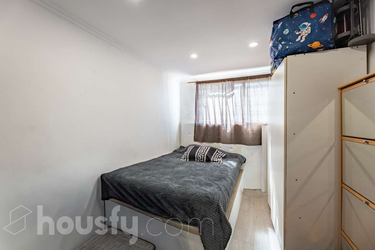 Housfy vende 🏡 luminoso piso ubicado en L'Hospitalet de Llobregat, el cuál consta de 69m2 útiles (verificados con la Dirección General de Catastro). Construido en el año: 1972. Distribución de estancias -Salón-comedor -3 Dormitorios -1 Baño -Cocina equipada Características específicas -Cédula de habitabilidad -Ascensor -Aire acondicionado Zona y entorno Respecto a la ubicación, se sitúa en L'Hospitalet de Llobregat, municipio de Barcelona. Esta propiedad se encuentra cerca de transporte público, colegios, supermercados y farmacias. Aviso legal El precio de venta no incluye gastos de la compraventa como notaría, registro, impuestos, ni tampoco honorarios agencia. Esta publicación no es vinculante. Consulta siempre la nota simple con Housfy antes de formalizar la compraventa. Sobre nosotros Housfy es la plataforma integral de servicios inmobiliarios. Nuestra combinación de expertos y tecnología pone al alcance de todo el mundo servicios cómodos, claros y seguros. AICAT número: 7922. Nos encargamos de la gestión y asesoramiento de la compra. ¡Olvídate de todo! Hacemos los trámites por ti. Y, si además necesitas financiación, ponemos a tu disposición un bróker hipotecario para ayudarte a conseguir las mejores condiciones para tu perfil económico. ¿Quieres visitarla? Contacta con Housfy y agenda tu visita sin compromiso. Más información en: housfy.com En cumplimiento de la Ley 8/2026 en Cataluña, el certificado de presencia o ausencia de amianto se encuentra en proceso de tramitación.-18