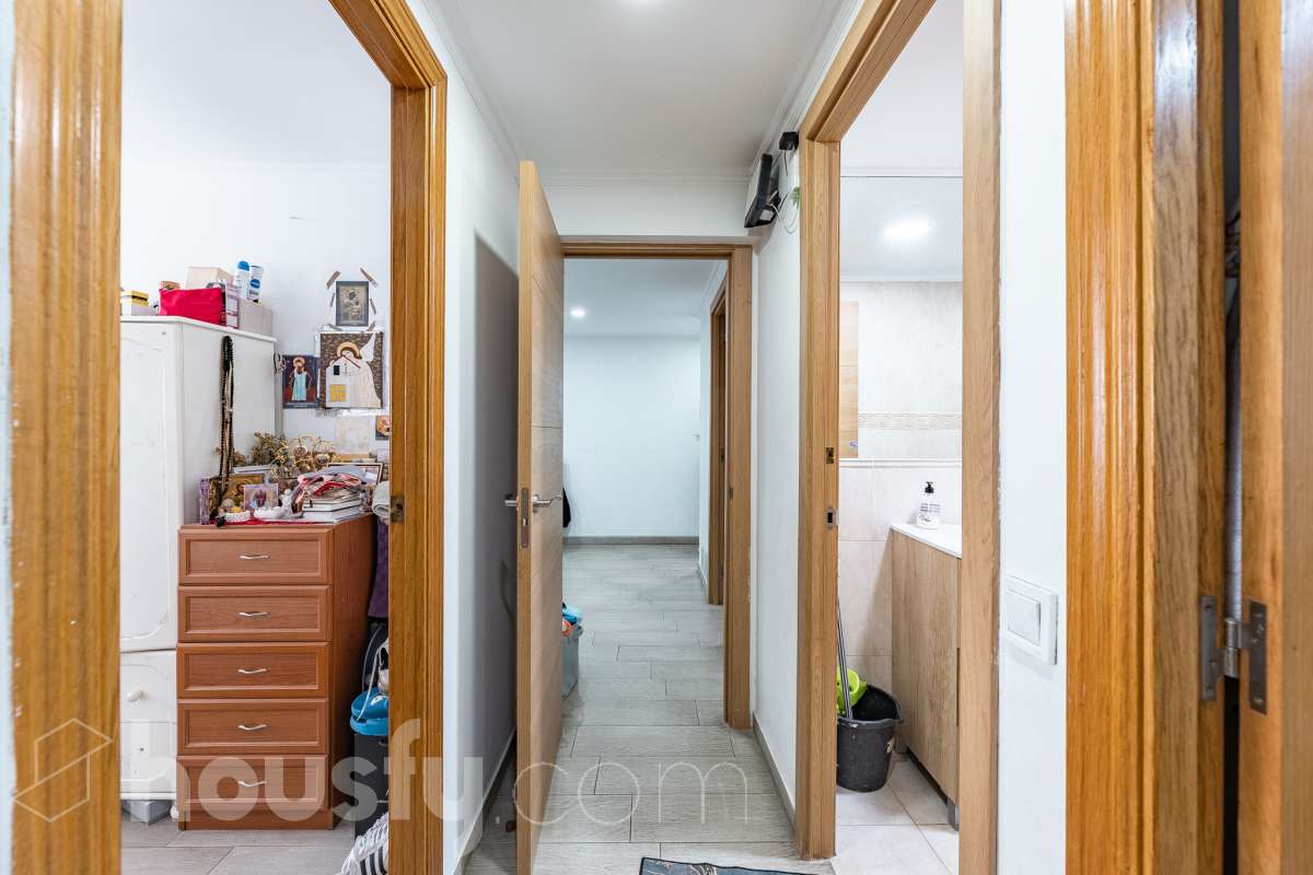Housfy vende 🏡 luminoso piso ubicado en L'Hospitalet de Llobregat, el cuál consta de 69m2 útiles (verificados con la Dirección General de Catastro). Construido en el año: 1972. Distribución de estancias -Salón-comedor -3 Dormitorios -1 Baño -Cocina equipada Características específicas -Cédula de habitabilidad -Ascensor -Aire acondicionado Zona y entorno Respecto a la ubicación, se sitúa en L'Hospitalet de Llobregat, municipio de Barcelona. Esta propiedad se encuentra cerca de transporte público, colegios, supermercados y farmacias. Aviso legal El precio de venta no incluye gastos de la compraventa como notaría, registro, impuestos, ni tampoco honorarios agencia. Esta publicación no es vinculante. Consulta siempre la nota simple con Housfy antes de formalizar la compraventa. Sobre nosotros Housfy es la plataforma integral de servicios inmobiliarios. Nuestra combinación de expertos y tecnología pone al alcance de todo el mundo servicios cómodos, claros y seguros. AICAT número: 7922. Nos encargamos de la gestión y asesoramiento de la compra. ¡Olvídate de todo! Hacemos los trámites por ti. Y, si además necesitas financiación, ponemos a tu disposición un bróker hipotecario para ayudarte a conseguir las mejores condiciones para tu perfil económico. ¿Quieres visitarla? Contacta con Housfy y agenda tu visita sin compromiso. Más información en: housfy.com En cumplimiento de la Ley 8/2026 en Cataluña, el certificado de presencia o ausencia de amianto se encuentra en proceso de tramitación.-29