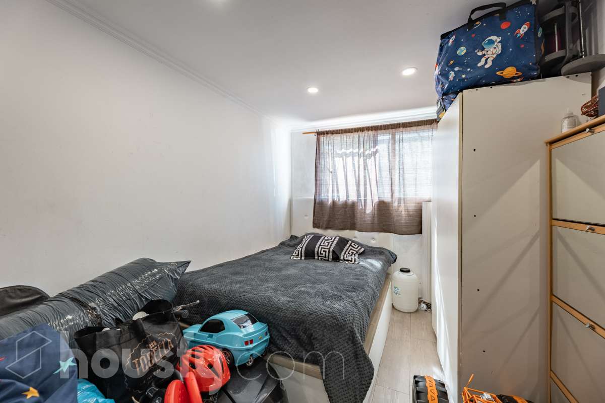 Housfy vende 🏡 luminoso piso ubicado en L'Hospitalet de Llobregat, el cuál consta de 69m2 útiles (verificados con la Dirección General de Catastro). Construido en el año: 1972. Distribución de estancias -Salón-comedor -3 Dormitorios -1 Baño -Cocina equipada Características específicas -Cédula de habitabilidad -Ascensor -Aire acondicionado Zona y entorno Respecto a la ubicación, se sitúa en L'Hospitalet de Llobregat, municipio de Barcelona. Esta propiedad se encuentra cerca de transporte público, colegios, supermercados y farmacias. Aviso legal El precio de venta no incluye gastos de la compraventa como notaría, registro, impuestos, ni tampoco honorarios agencia. Esta publicación no es vinculante. Consulta siempre la nota simple con Housfy antes de formalizar la compraventa. Sobre nosotros Housfy es la plataforma integral de servicios inmobiliarios. Nuestra combinación de expertos y tecnología pone al alcance de todo el mundo servicios cómodos, claros y seguros. AICAT número: 7922. Nos encargamos de la gestión y asesoramiento de la compra. ¡Olvídate de todo! Hacemos los trámites por ti. Y, si además necesitas financiación, ponemos a tu disposición un bróker hipotecario para ayudarte a conseguir las mejores condiciones para tu perfil económico. ¿Quieres visitarla? Contacta con Housfy y agenda tu visita sin compromiso. Más información en: housfy.com En cumplimiento de la Ley 8/2026 en Cataluña, el certificado de presencia o ausencia de amianto se encuentra en proceso de tramitación.-17