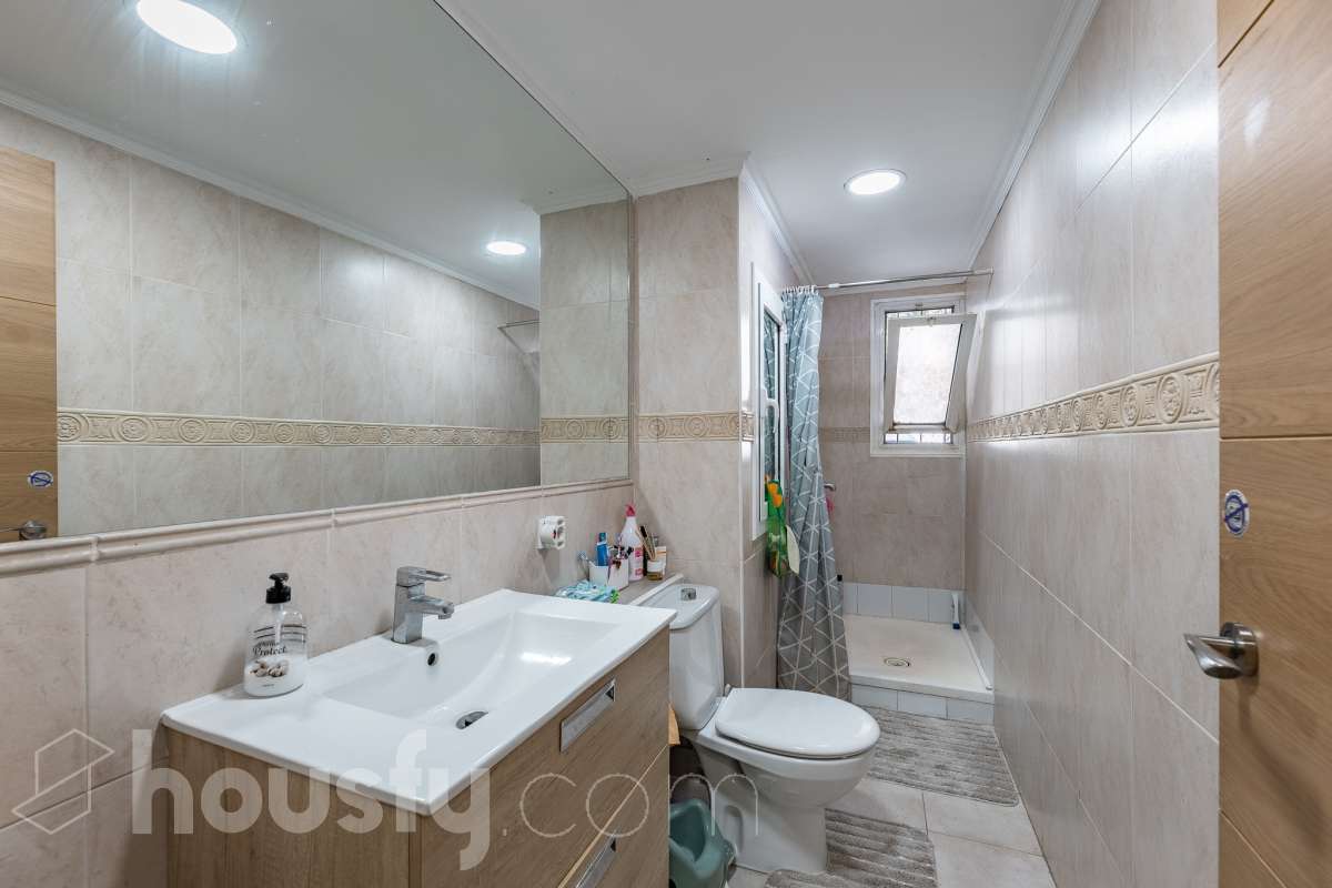 Housfy vende 🏡 luminoso piso ubicado en L'Hospitalet de Llobregat, el cuál consta de 69m2 útiles (verificados con la Dirección General de Catastro). Construido en el año: 1972. Distribución de estancias -Salón-comedor -3 Dormitorios -1 Baño -Cocina equipada Características específicas -Cédula de habitabilidad -Ascensor -Aire acondicionado Zona y entorno Respecto a la ubicación, se sitúa en L'Hospitalet de Llobregat, municipio de Barcelona. Esta propiedad se encuentra cerca de transporte público, colegios, supermercados y farmacias. Aviso legal El precio de venta no incluye gastos de la compraventa como notaría, registro, impuestos, ni tampoco honorarios agencia. Esta publicación no es vinculante. Consulta siempre la nota simple con Housfy antes de formalizar la compraventa. Sobre nosotros Housfy es la plataforma integral de servicios inmobiliarios. Nuestra combinación de expertos y tecnología pone al alcance de todo el mundo servicios cómodos, claros y seguros. AICAT número: 7922. Nos encargamos de la gestión y asesoramiento de la compra. ¡Olvídate de todo! Hacemos los trámites por ti. Y, si además necesitas financiación, ponemos a tu disposición un bróker hipotecario para ayudarte a conseguir las mejores condiciones para tu perfil económico. ¿Quieres visitarla? Contacta con Housfy y agenda tu visita sin compromiso. Más información en: housfy.com En cumplimiento de la Ley 8/2026 en Cataluña, el certificado de presencia o ausencia de amianto se encuentra en proceso de tramitación.-24