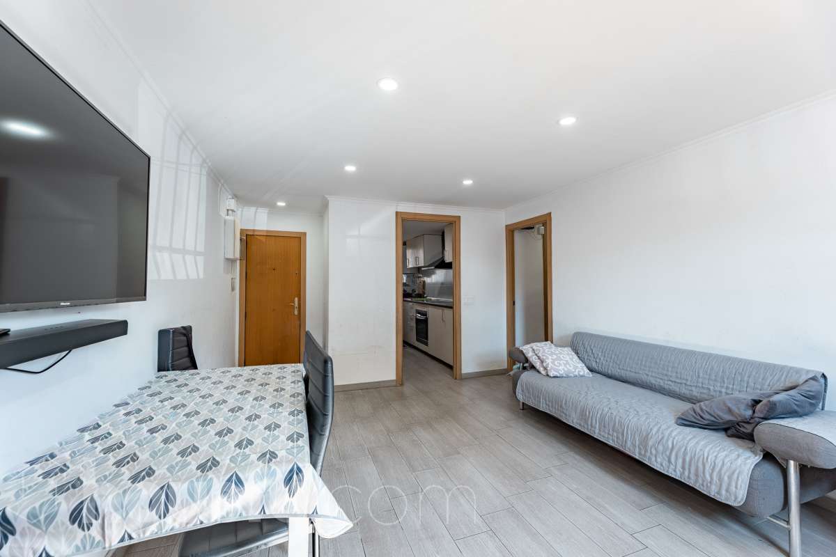 Housfy vende 🏡 luminoso piso ubicado en L'Hospitalet de Llobregat, el cuál consta de 69m2 útiles (verificados con la Dirección General de Catastro). Construido en el año: 1972. Distribución de estancias -Salón-comedor -3 Dormitorios -1 Baño -Cocina equipada Características específicas -Cédula de habitabilidad -Ascensor -Aire acondicionado Zona y entorno Respecto a la ubicación, se sitúa en L'Hospitalet de Llobregat, municipio de Barcelona. Esta propiedad se encuentra cerca de transporte público, colegios, supermercados y farmacias. Aviso legal El precio de venta no incluye gastos de la compraventa como notaría, registro, impuestos, ni tampoco honorarios agencia. Esta publicación no es vinculante. Consulta siempre la nota simple con Housfy antes de formalizar la compraventa. Sobre nosotros Housfy es la plataforma integral de servicios inmobiliarios. Nuestra combinación de expertos y tecnología pone al alcance de todo el mundo servicios cómodos, claros y seguros. AICAT número: 7922. Nos encargamos de la gestión y asesoramiento de la compra. ¡Olvídate de todo! Hacemos los trámites por ti. Y, si además necesitas financiación, ponemos a tu disposición un bróker hipotecario para ayudarte a conseguir las mejores condiciones para tu perfil económico. ¿Quieres visitarla? Contacta con Housfy y agenda tu visita sin compromiso. Más información en: housfy.com En cumplimiento de la Ley 8/2026 en Cataluña, el certificado de presencia o ausencia de amianto se encuentra en proceso de tramitación.-7