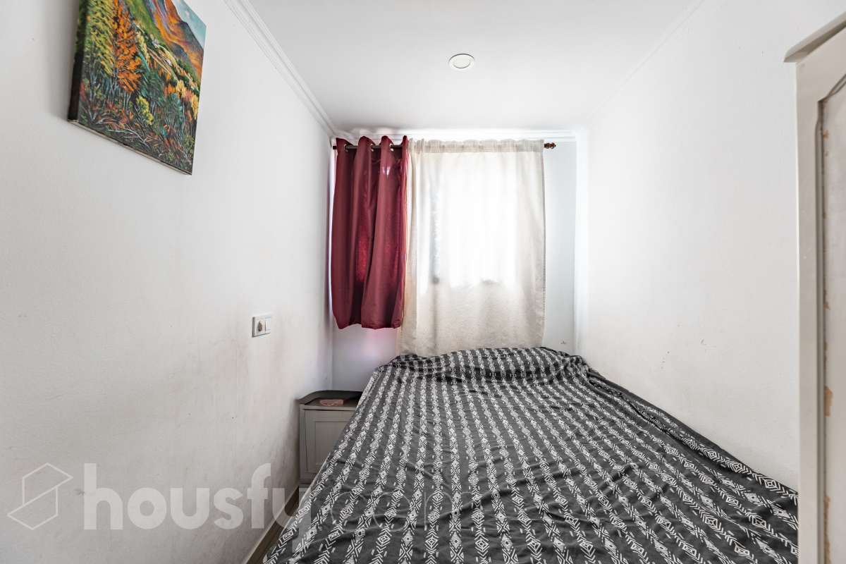 Housfy vende 🏡 luminoso piso ubicado en L'Hospitalet de Llobregat, el cuál consta de 69m2 útiles (verificados con la Dirección General de Catastro). Construido en el año: 1972. Distribución de estancias -Salón-comedor -3 Dormitorios -1 Baño -Cocina equipada Características específicas -Cédula de habitabilidad -Ascensor -Aire acondicionado Zona y entorno Respecto a la ubicación, se sitúa en L'Hospitalet de Llobregat, municipio de Barcelona. Esta propiedad se encuentra cerca de transporte público, colegios, supermercados y farmacias. Aviso legal El precio de venta no incluye gastos de la compraventa como notaría, registro, impuestos, ni tampoco honorarios agencia. Esta publicación no es vinculante. Consulta siempre la nota simple con Housfy antes de formalizar la compraventa. Sobre nosotros Housfy es la plataforma integral de servicios inmobiliarios. Nuestra combinación de expertos y tecnología pone al alcance de todo el mundo servicios cómodos, claros y seguros. AICAT número: 7922. Nos encargamos de la gestión y asesoramiento de la compra. ¡Olvídate de todo! Hacemos los trámites por ti. Y, si además necesitas financiación, ponemos a tu disposición un bróker hipotecario para ayudarte a conseguir las mejores condiciones para tu perfil económico. ¿Quieres visitarla? Contacta con Housfy y agenda tu visita sin compromiso. Más información en: housfy.com En cumplimiento de la Ley 8/2026 en Cataluña, el certificado de presencia o ausencia de amianto se encuentra en proceso de tramitación.-14