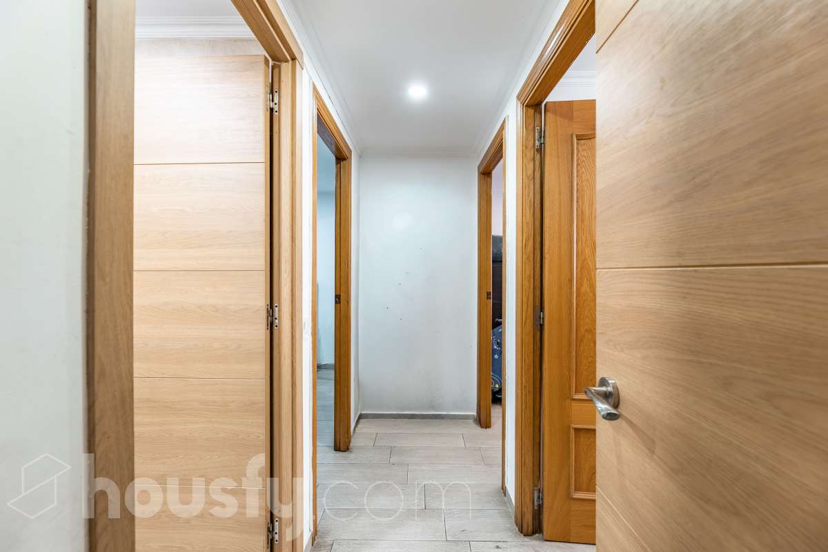 Housfy vende 🏡 luminoso piso ubicado en L'Hospitalet de Llobregat, el cuál consta de 69m2 útiles (verificados con la Dirección General de Catastro). Construido en el año: 1972. Distribución de estancias -Salón-comedor -3 Dormitorios -1 Baño -Cocina equipada Características específicas -Cédula de habitabilidad -Ascensor -Aire acondicionado Zona y entorno Respecto a la ubicación, se sitúa en L'Hospitalet de Llobregat, municipio de Barcelona. Esta propiedad se encuentra cerca de transporte público, colegios, supermercados y farmacias. Aviso legal El precio de venta no incluye gastos de la compraventa como notaría, registro, impuestos, ni tampoco honorarios agencia. Esta publicación no es vinculante. Consulta siempre la nota simple con Housfy antes de formalizar la compraventa. Sobre nosotros Housfy es la plataforma integral de servicios inmobiliarios. Nuestra combinación de expertos y tecnología pone al alcance de todo el mundo servicios cómodos, claros y seguros. AICAT número: 7922. Nos encargamos de la gestión y asesoramiento de la compra. ¡Olvídate de todo! Hacemos los trámites por ti. Y, si además necesitas financiación, ponemos a tu disposición un bróker hipotecario para ayudarte a conseguir las mejores condiciones para tu perfil económico. ¿Quieres visitarla? Contacta con Housfy y agenda tu visita sin compromiso. Más información en: housfy.com En cumplimiento de la Ley 8/2026 en Cataluña, el certificado de presencia o ausencia de amianto se encuentra en proceso de tramitación.-31