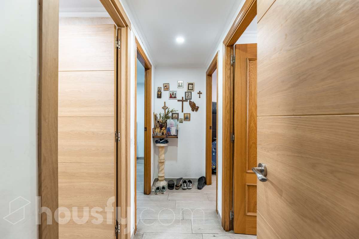 Housfy vende 🏡 luminoso piso ubicado en L'Hospitalet de Llobregat, el cuál consta de 69m2 útiles (verificados con la Dirección General de Catastro). Construido en el año: 1972. Distribución de estancias -Salón-comedor -3 Dormitorios -1 Baño -Cocina equipada Características específicas -Cédula de habitabilidad -Ascensor -Aire acondicionado Zona y entorno Respecto a la ubicación, se sitúa en L'Hospitalet de Llobregat, municipio de Barcelona. Esta propiedad se encuentra cerca de transporte público, colegios, supermercados y farmacias. Aviso legal El precio de venta no incluye gastos de la compraventa como notaría, registro, impuestos, ni tampoco honorarios agencia. Esta publicación no es vinculante. Consulta siempre la nota simple con Housfy antes de formalizar la compraventa. Sobre nosotros Housfy es la plataforma integral de servicios inmobiliarios. Nuestra combinación de expertos y tecnología pone al alcance de todo el mundo servicios cómodos, claros y seguros. AICAT número: 7922. Nos encargamos de la gestión y asesoramiento de la compra. ¡Olvídate de todo! Hacemos los trámites por ti. Y, si además necesitas financiación, ponemos a tu disposición un bróker hipotecario para ayudarte a conseguir las mejores condiciones para tu perfil económico. ¿Quieres visitarla? Contacta con Housfy y agenda tu visita sin compromiso. Más información en: housfy.com En cumplimiento de la Ley 8/2026 en Cataluña, el certificado de presencia o ausencia de amianto se encuentra en proceso de tramitación.-30
