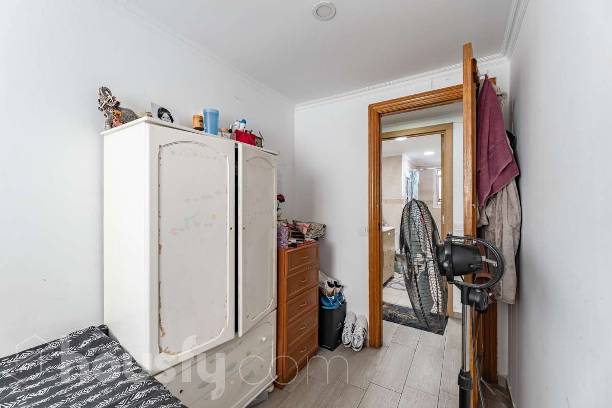 Housfy vende 🏡 luminoso piso ubicado en L'Hospitalet de Llobregat, el cuál consta de 69m2 útiles (verificados con la Dirección General de Catastro). Construido en el año: 1972. Distribución de estancias -Salón-comedor -3 Dormitorios -1 Baño -Cocina equipada Características específicas -Cédula de habitabilidad -Ascensor -Aire acondicionado Zona y entorno Respecto a la ubicación, se sitúa en L'Hospitalet de Llobregat, municipio de Barcelona. Esta propiedad se encuentra cerca de transporte público, colegios, supermercados y farmacias. Aviso legal El precio de venta no incluye gastos de la compraventa como notaría, registro, impuestos, ni tampoco honorarios agencia. Esta publicación no es vinculante. Consulta siempre la nota simple con Housfy antes de formalizar la compraventa. Sobre nosotros Housfy es la plataforma integral de servicios inmobiliarios. Nuestra combinación de expertos y tecnología pone al alcance de todo el mundo servicios cómodos, claros y seguros. AICAT número: 7922. Nos encargamos de la gestión y asesoramiento de la compra. ¡Olvídate de todo! Hacemos los trámites por ti. Y, si además necesitas financiación, ponemos a tu disposición un bróker hipotecario para ayudarte a conseguir las mejores condiciones para tu perfil económico. ¿Quieres visitarla? Contacta con Housfy y agenda tu visita sin compromiso. Más información en: housfy.com En cumplimiento de la Ley 8/2026 en Cataluña, el certificado de presencia o ausencia de amianto se encuentra en proceso de tramitación.-15